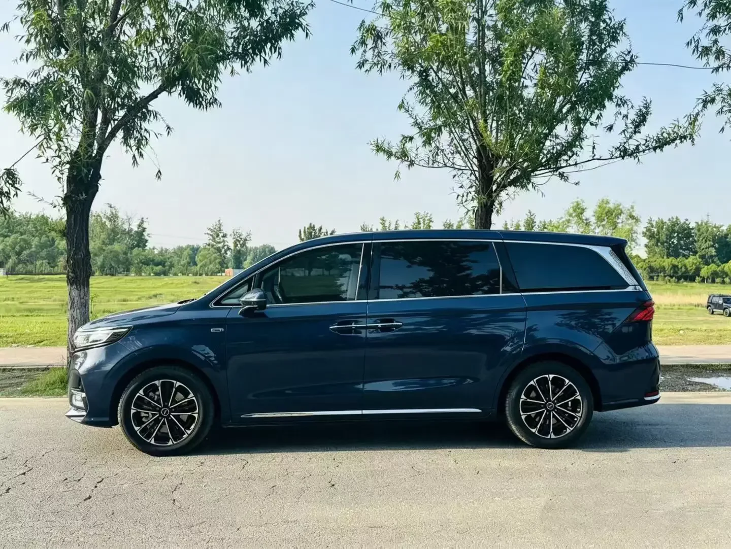 Roewe iMAX8