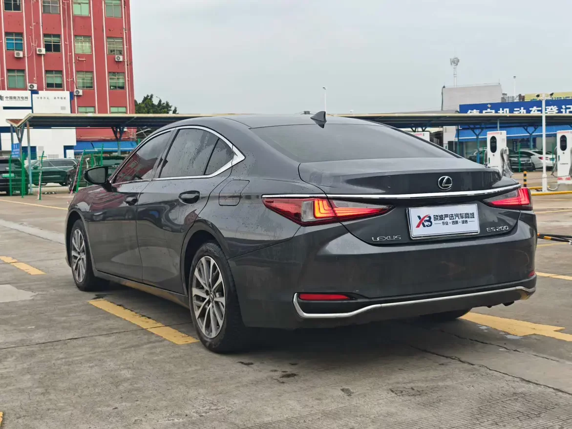 Lexus ES
