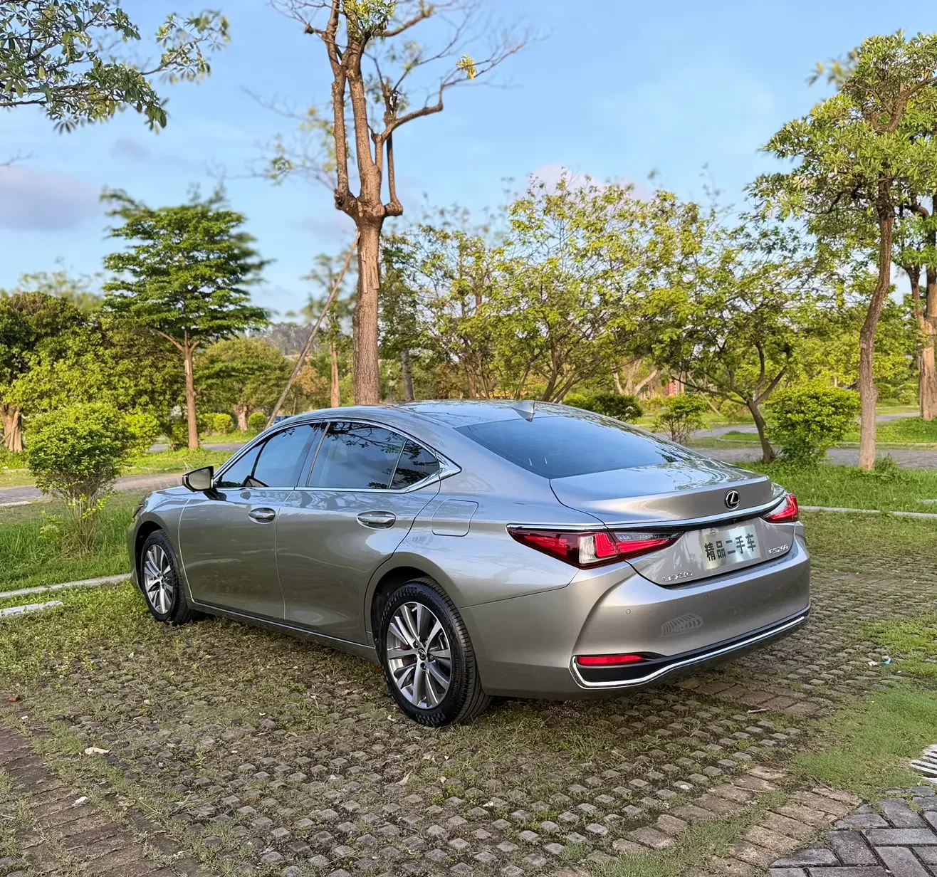 Lexus ES