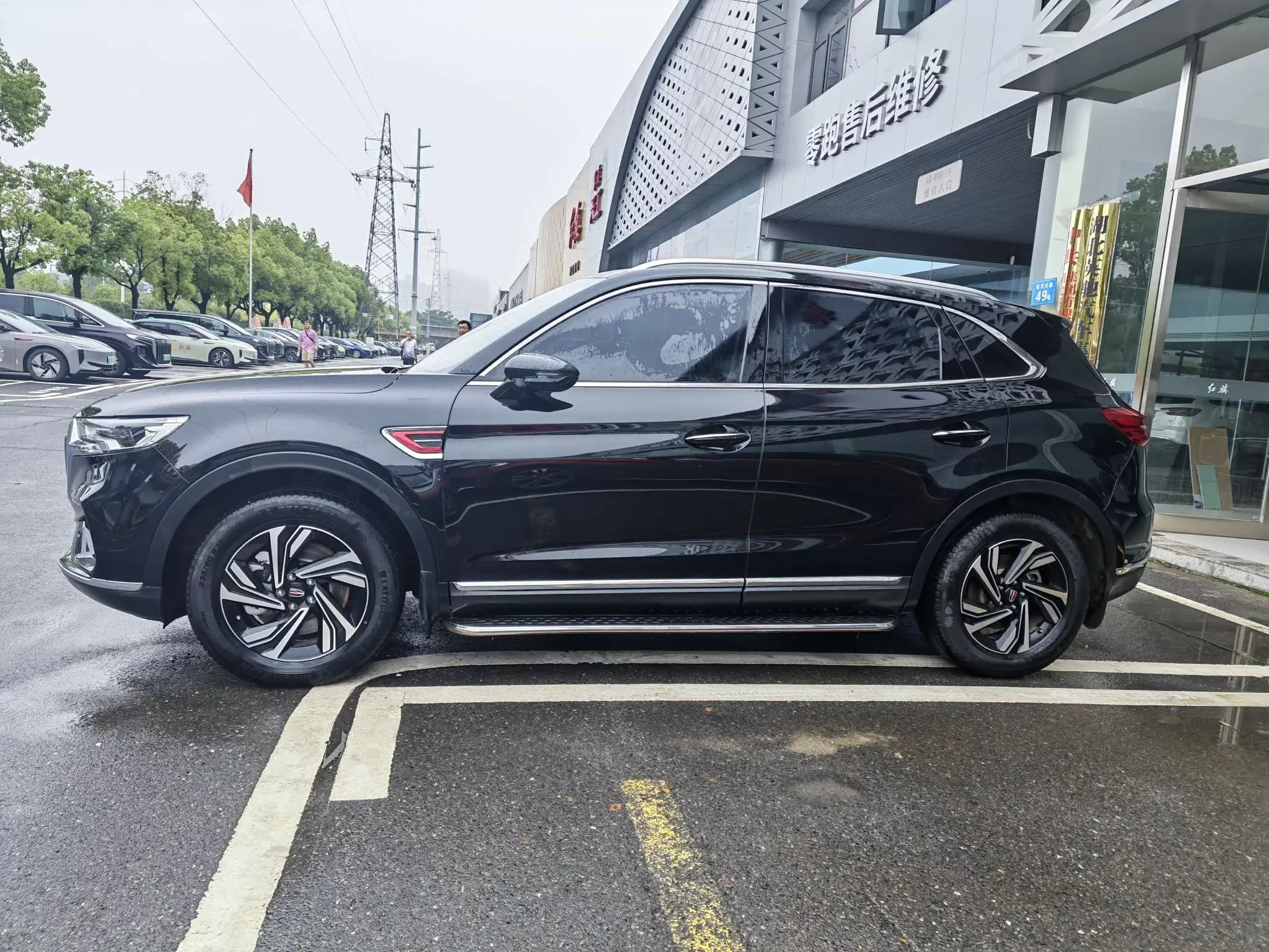 Hongqi HS5