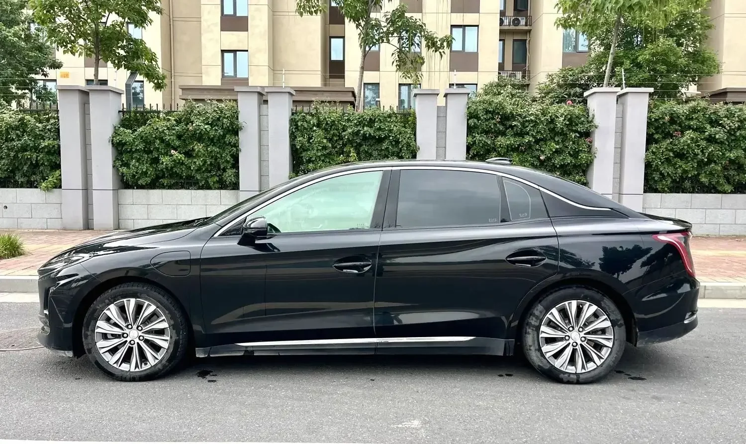 Hongqi E-QM5