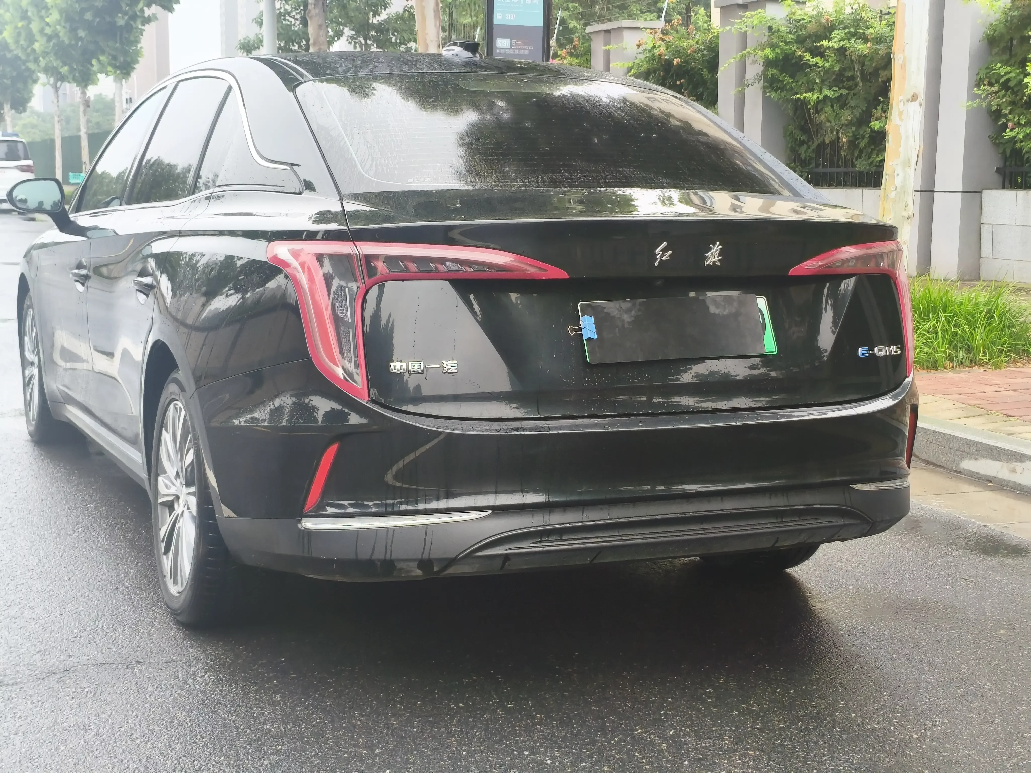 Hongqi E-QM5