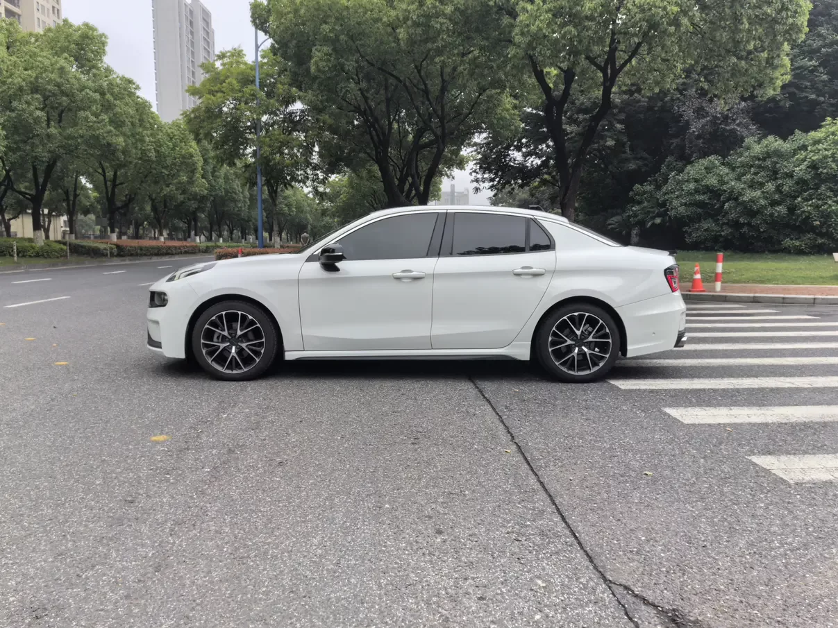 Lynk & Co 03