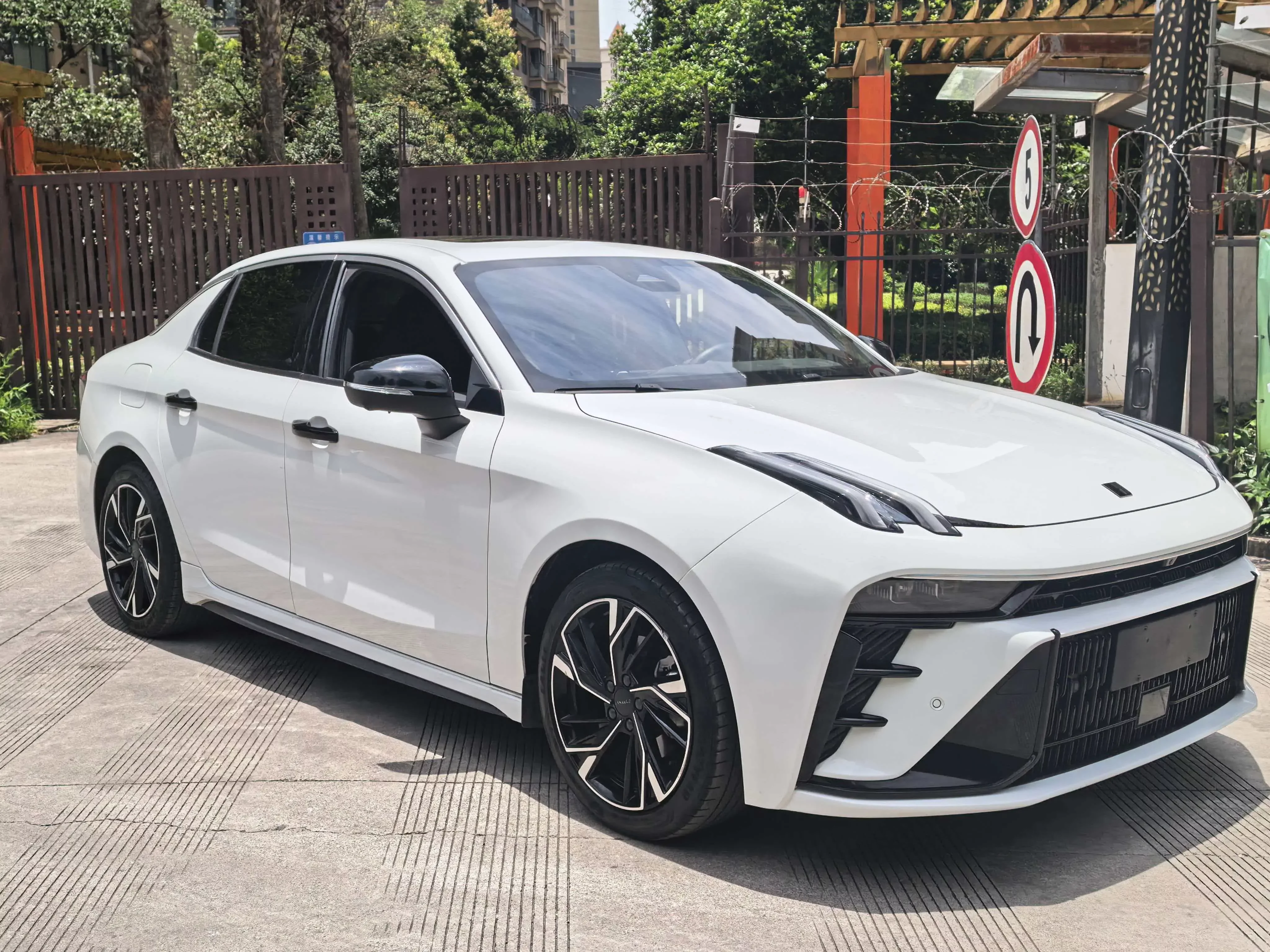 Lynk & Co 03