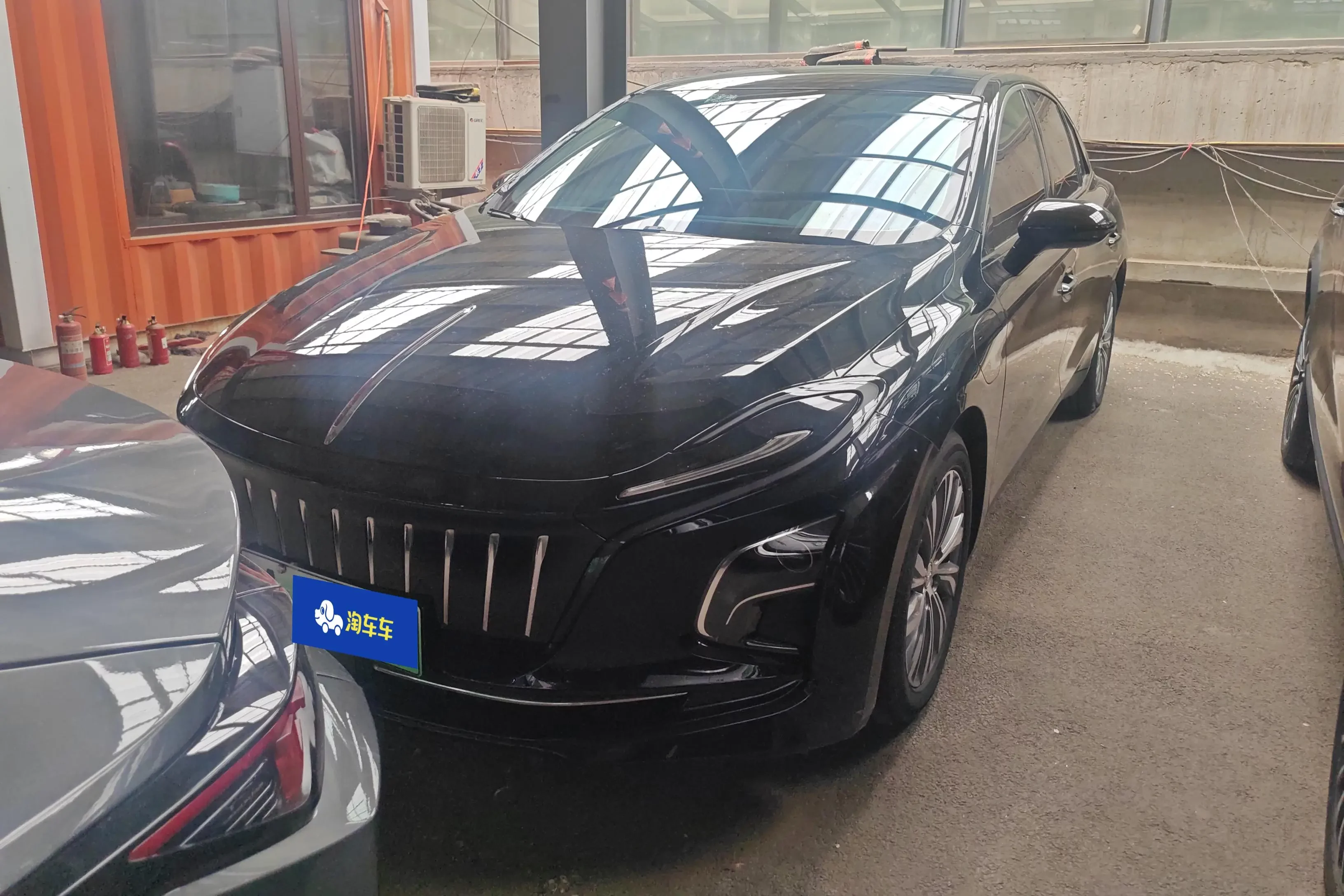 Hongqi E-QM5