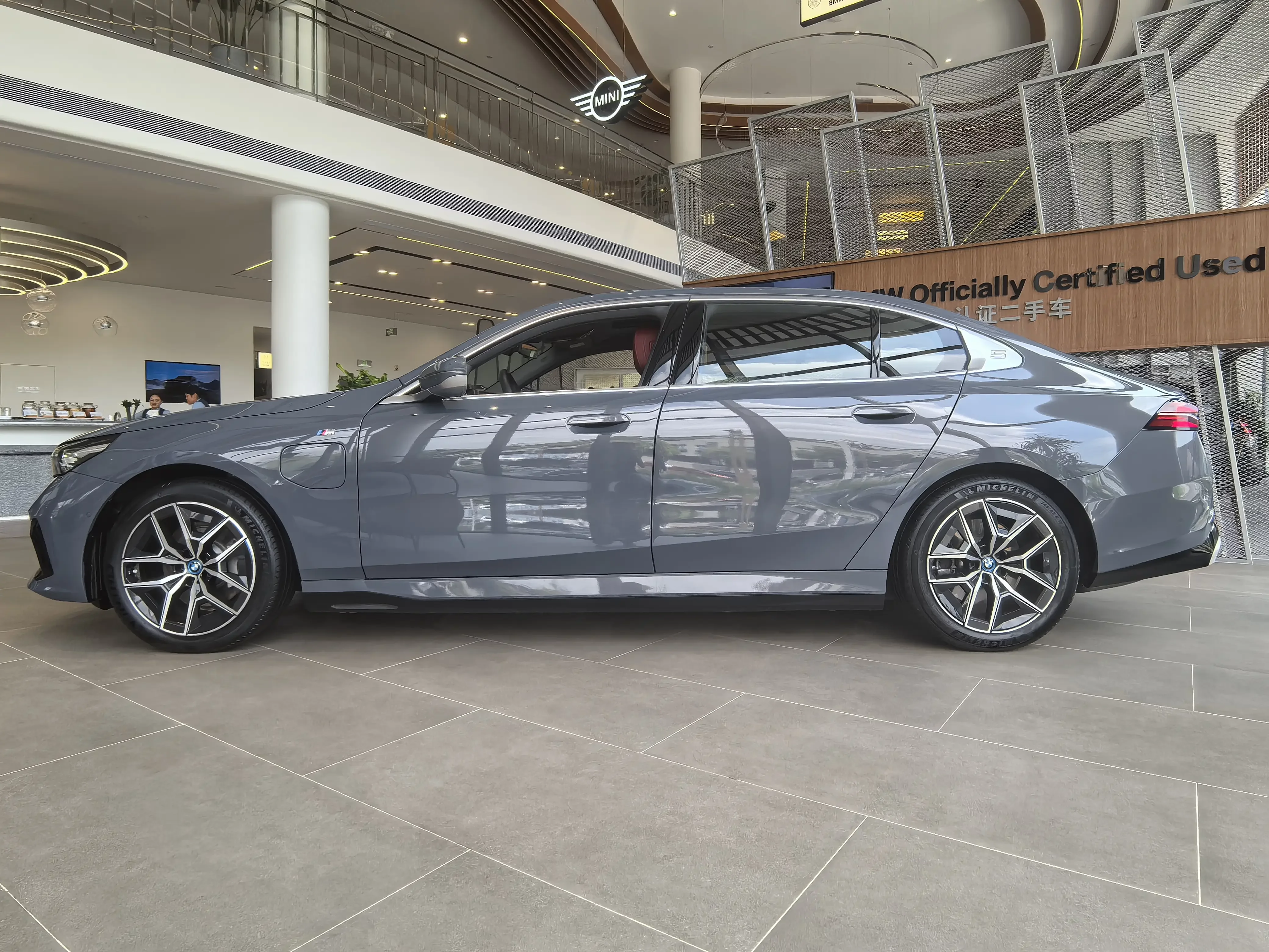 BMW i5