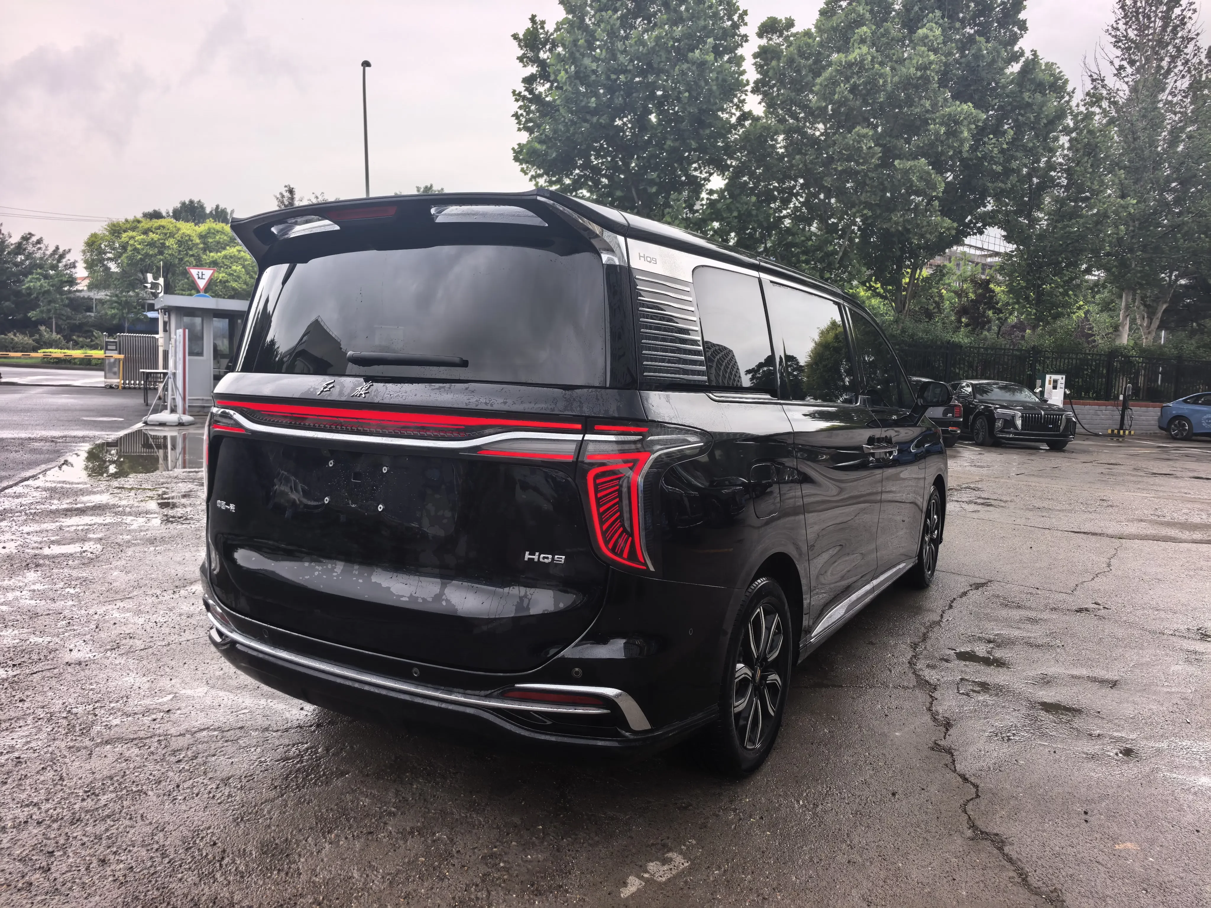 Hongqi HQ9