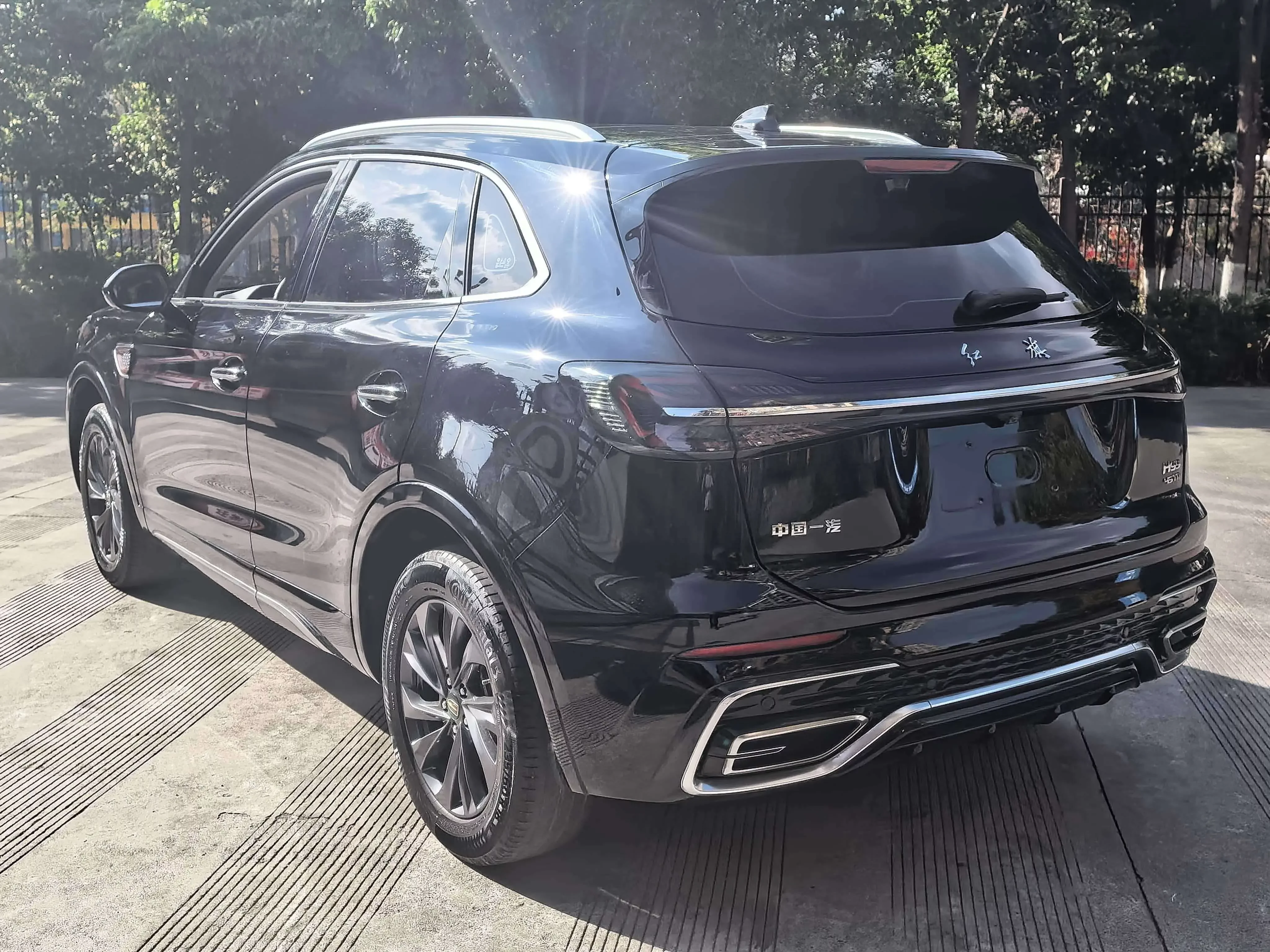 Hongqi HS5