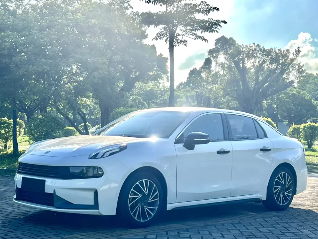 Lynk & Co 03