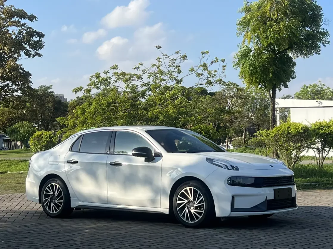 Lynk & Co 03