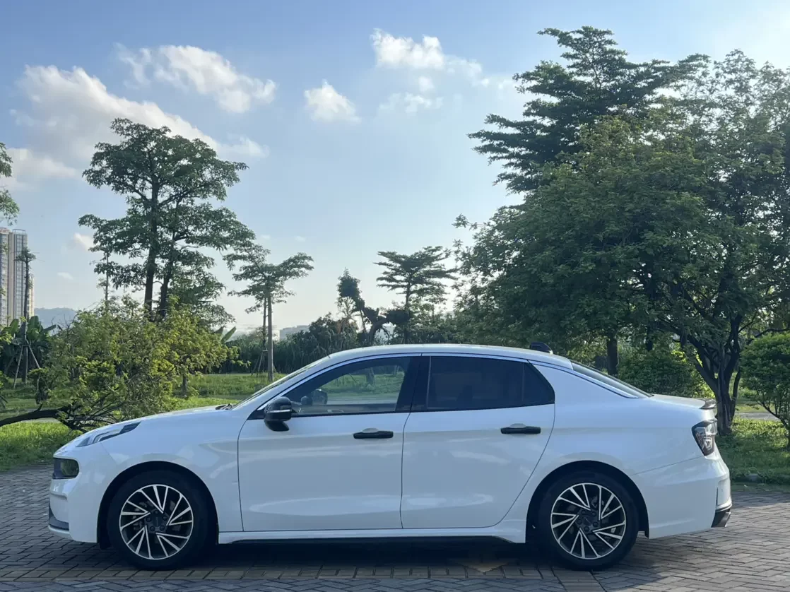 Lynk & Co 03