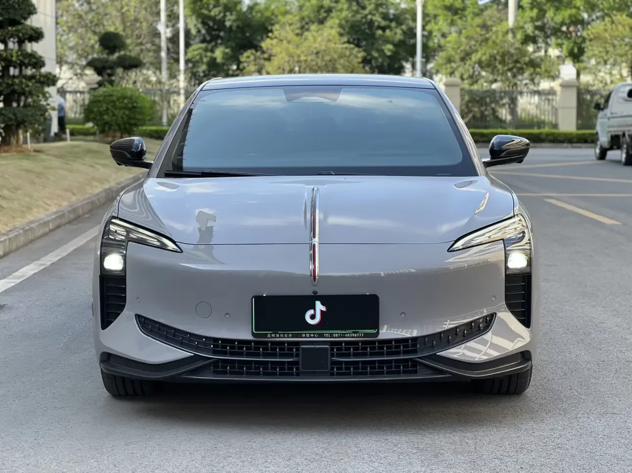 Hongqi EH7
