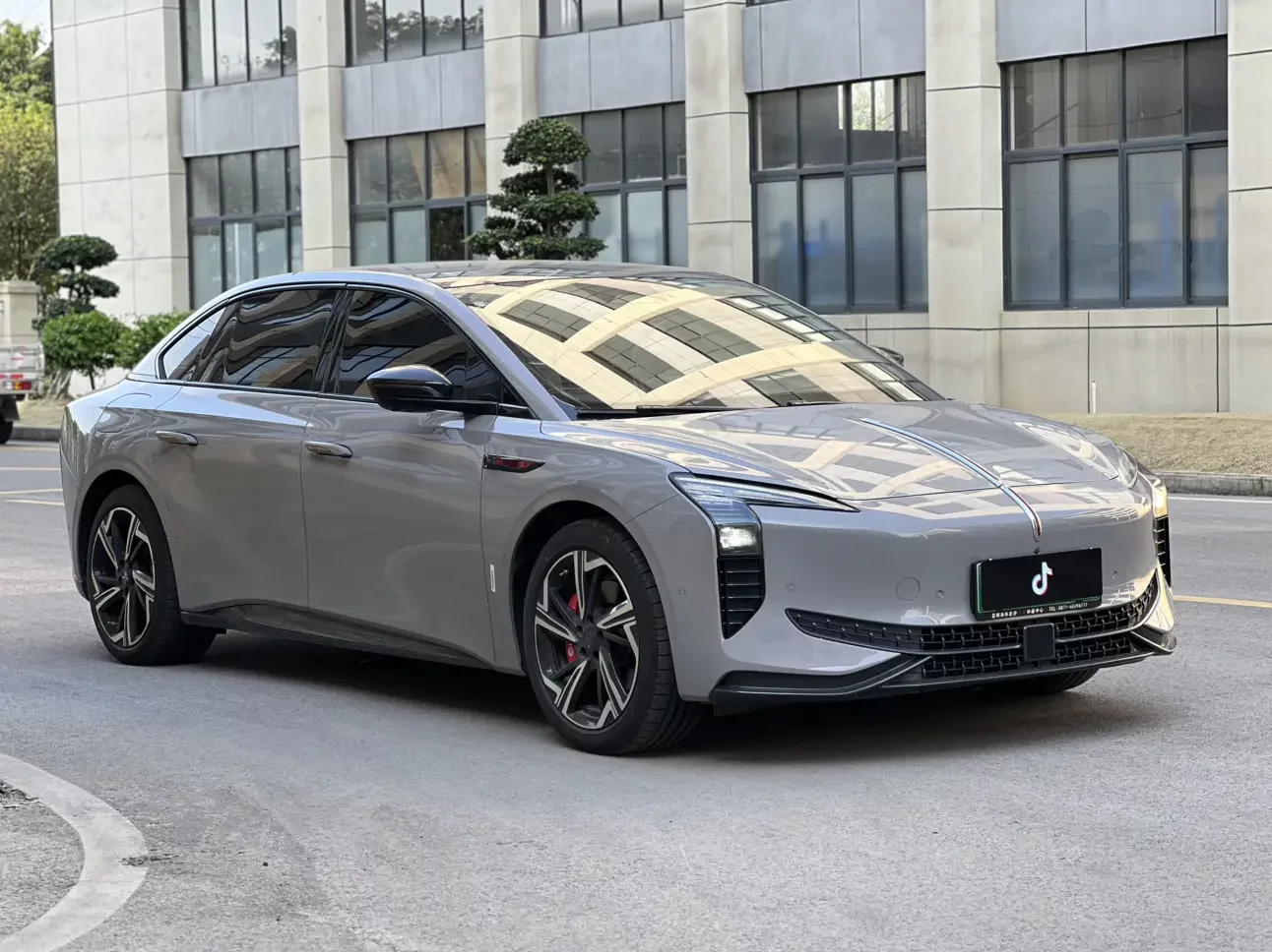 Hongqi EH7
