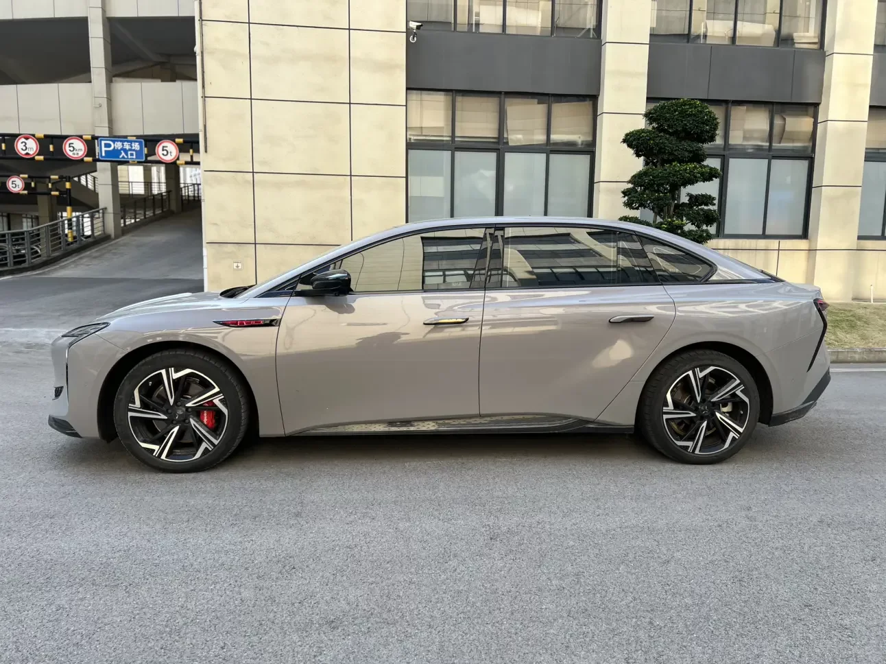 Hongqi EH7