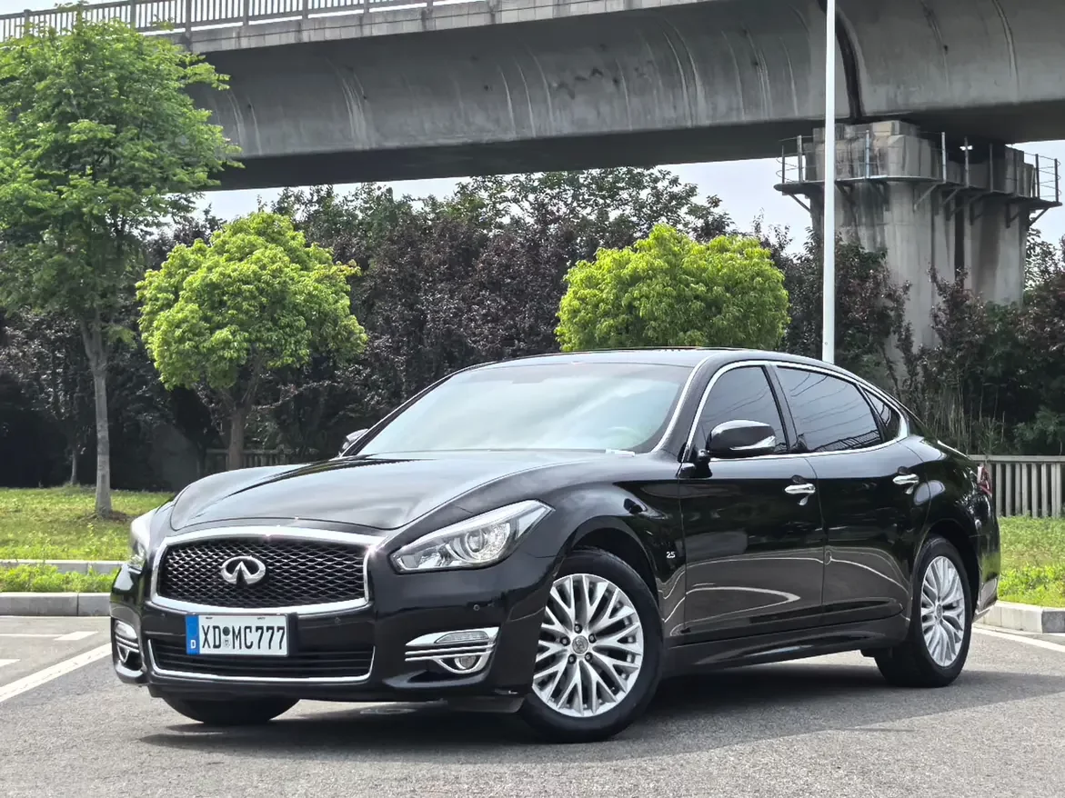 Infiniti Q70