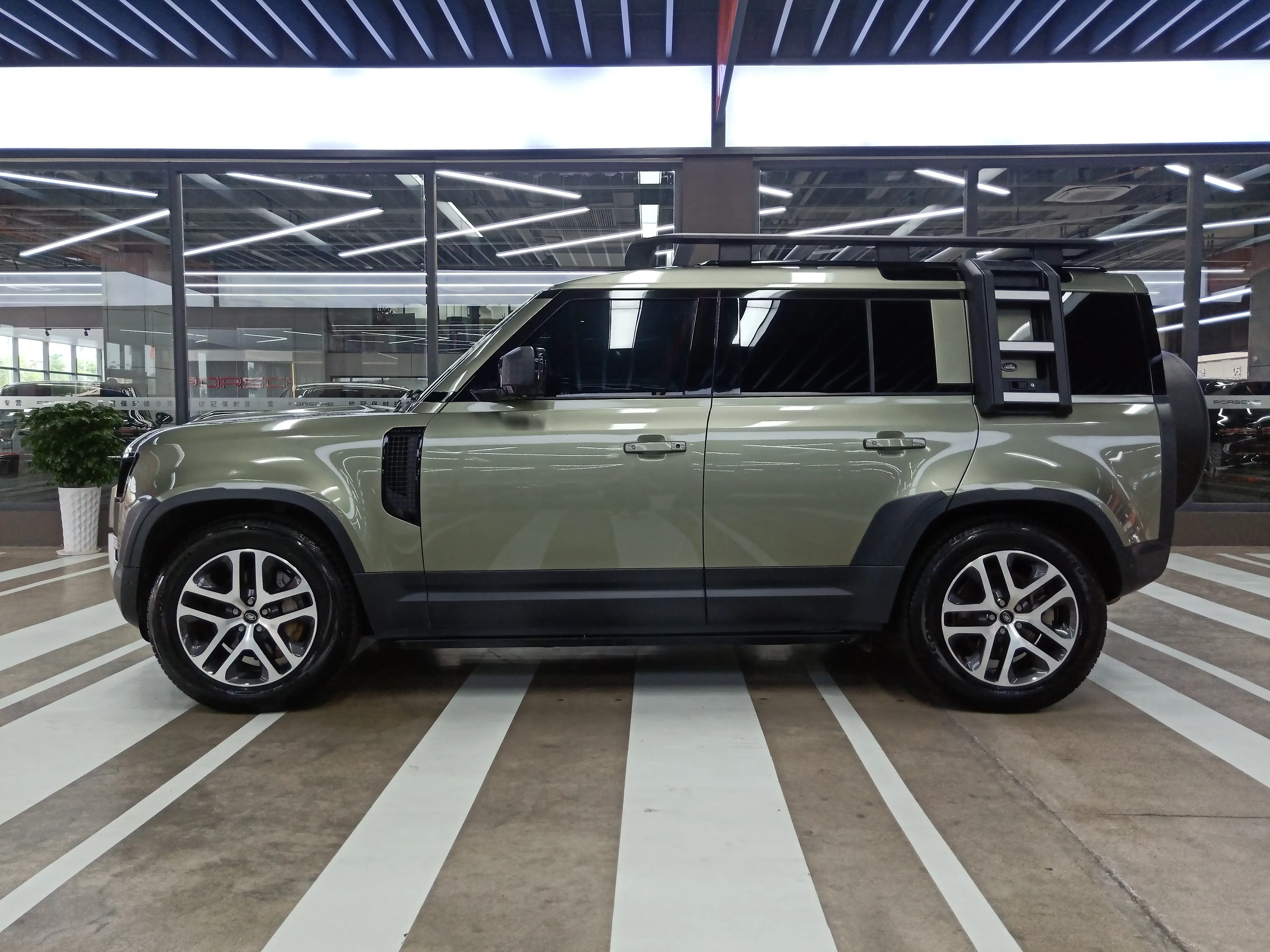 Land Rover guard