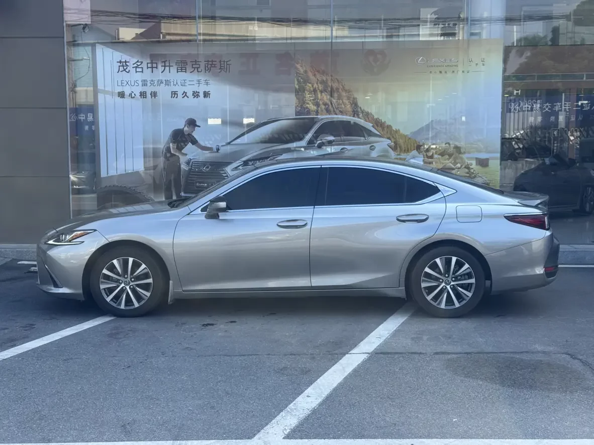 Lexus ES