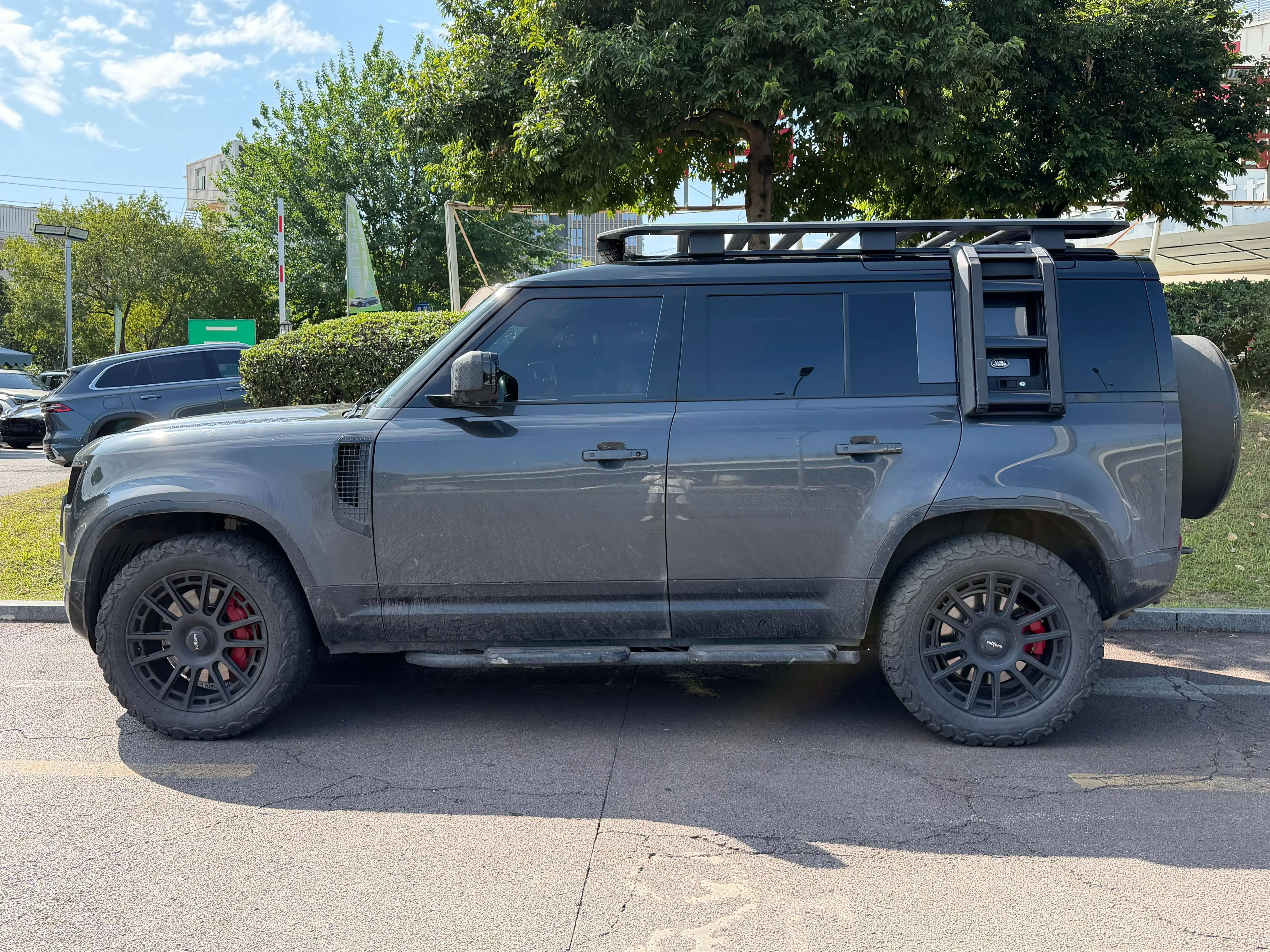 Land Rover guard