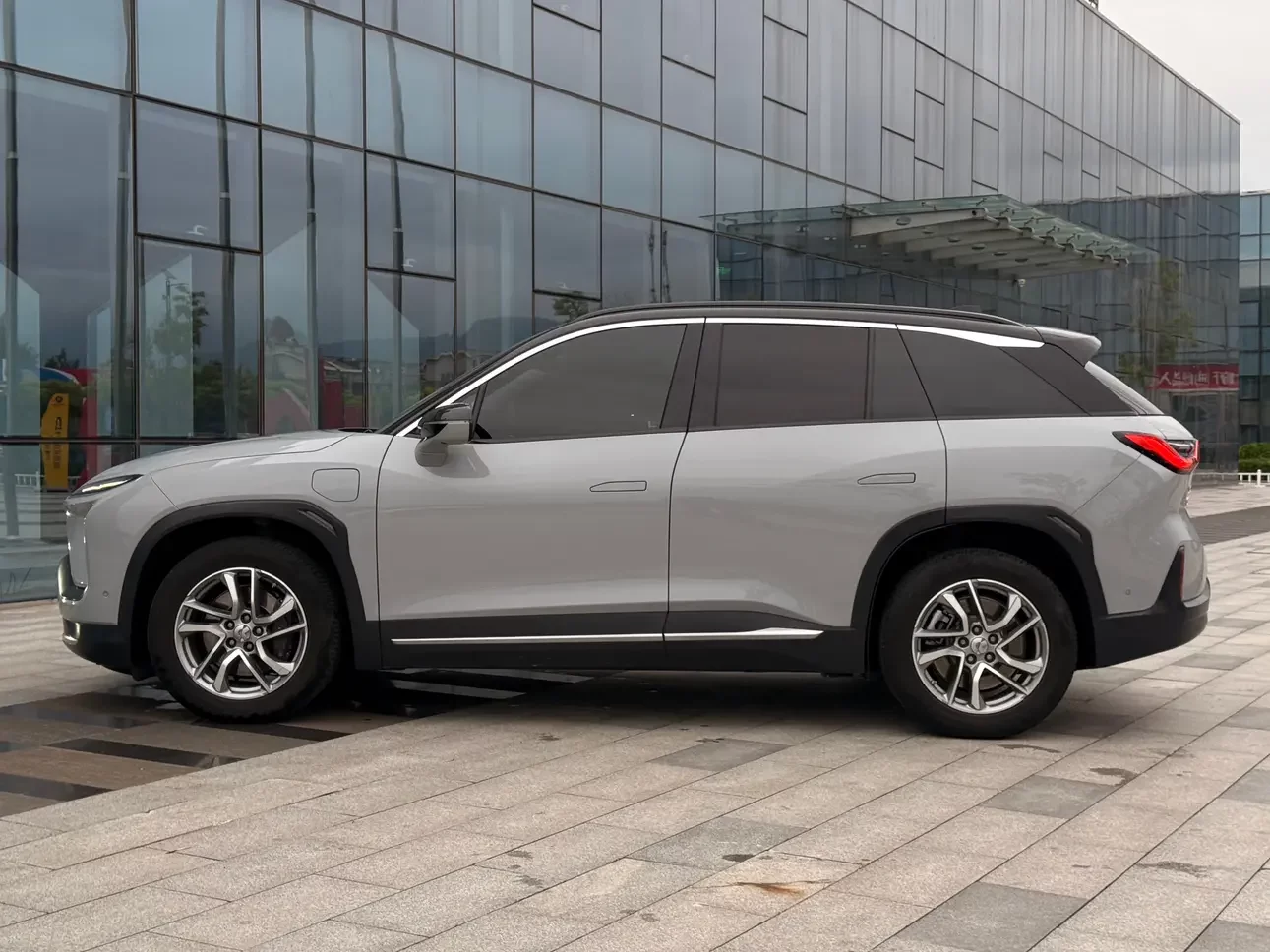 NIO ES6