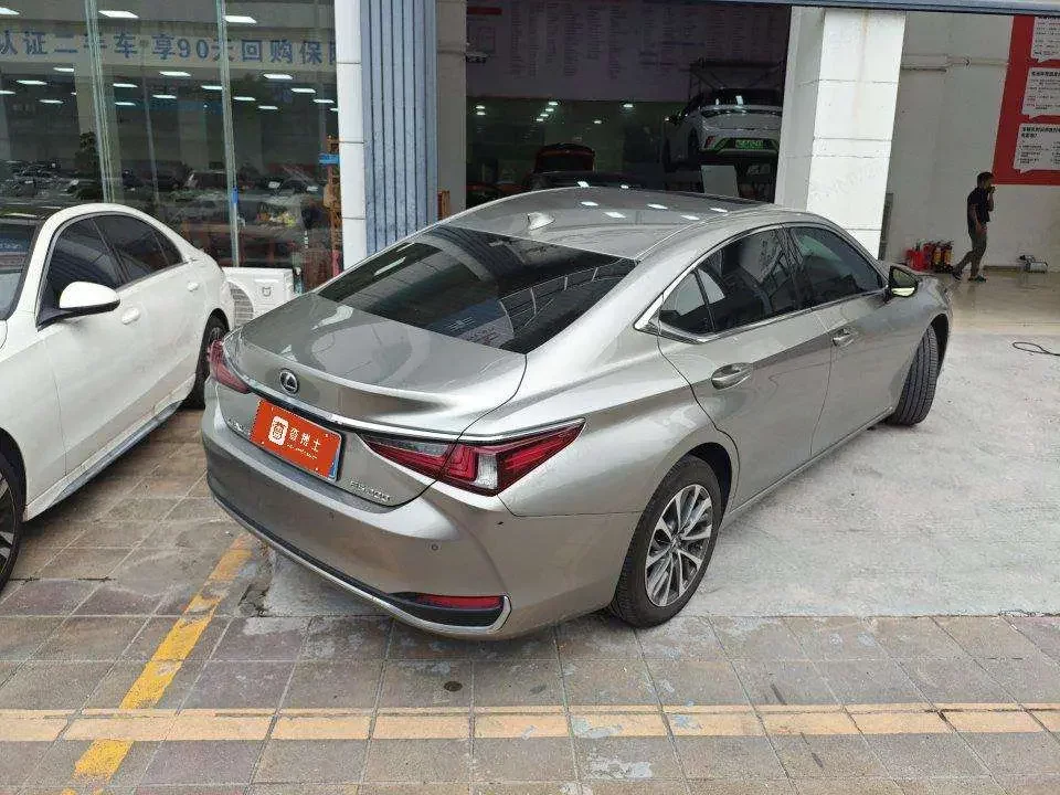 Lexus ES