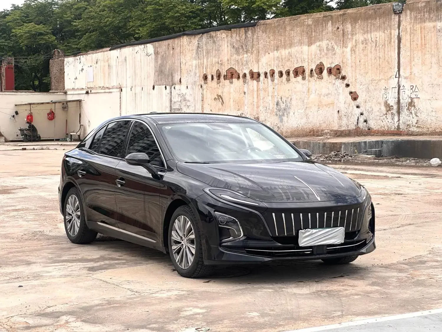 Hongqi E-QM5