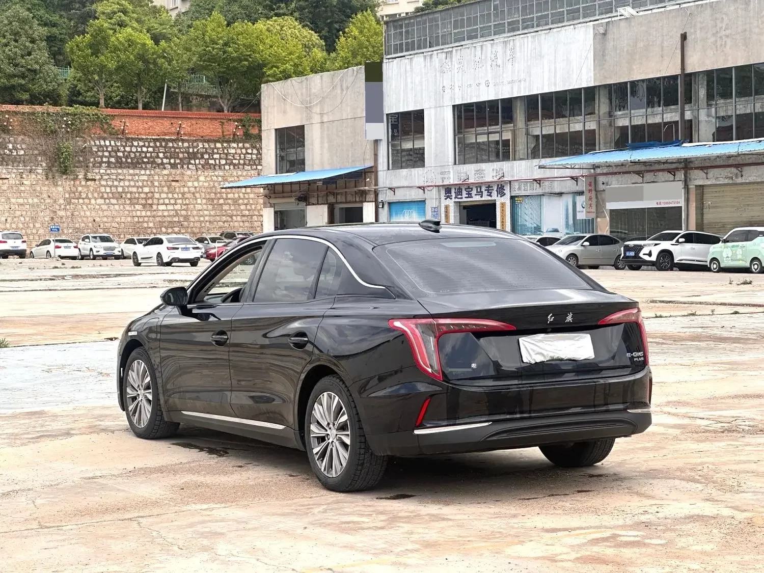 Hongqi E-QM5