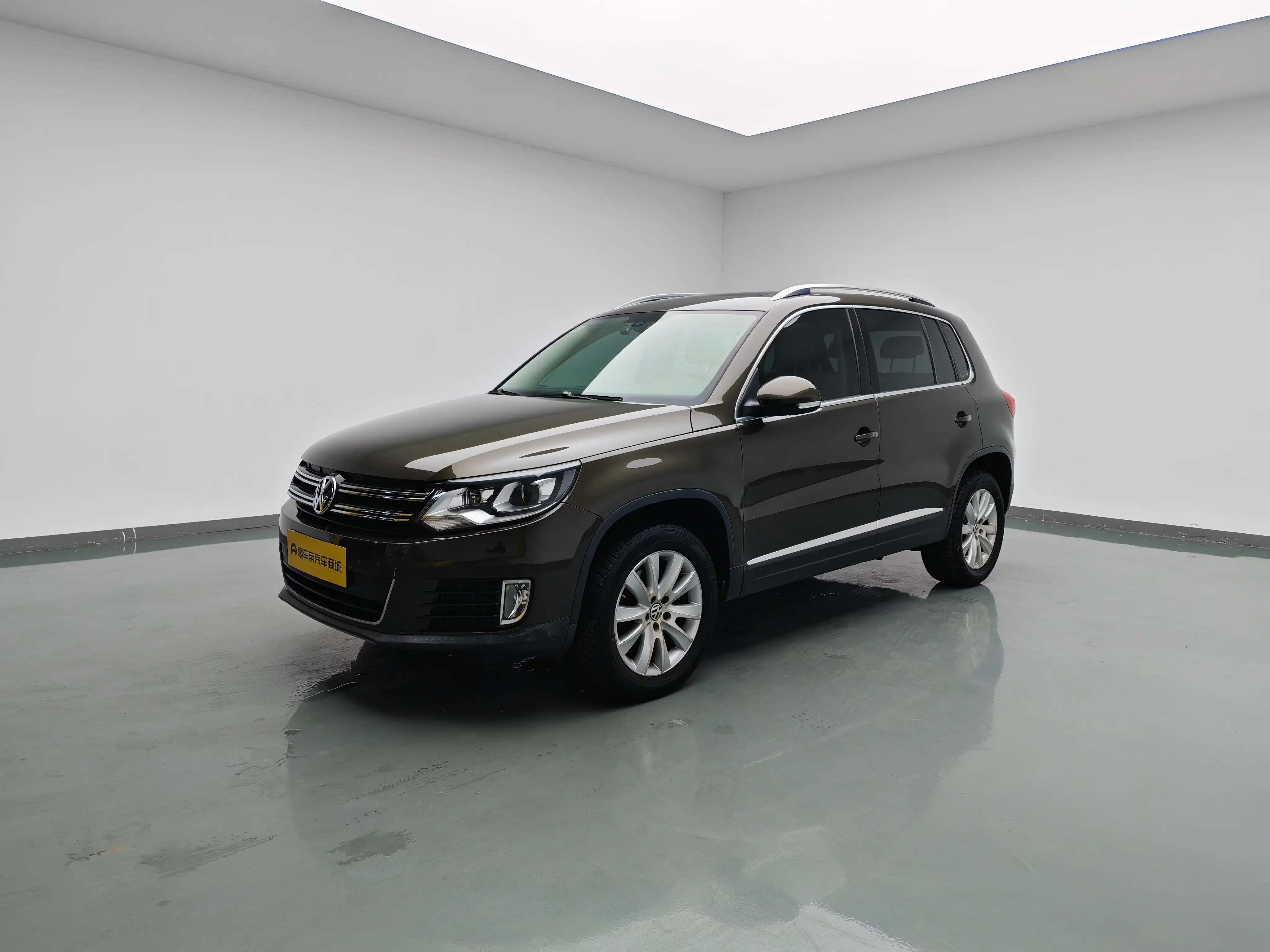 Volkswagen Tiguan (Tharu)