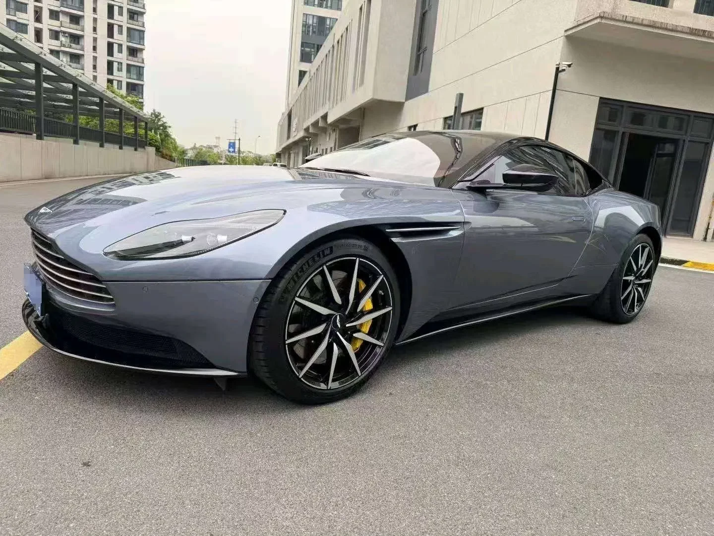 Aston Martin DB11