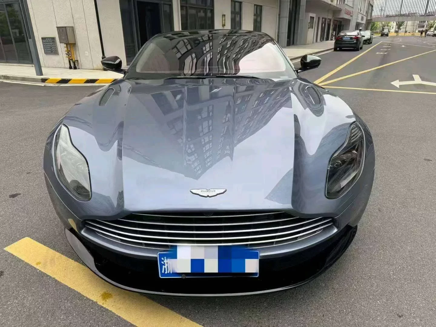 Aston Martin DB11