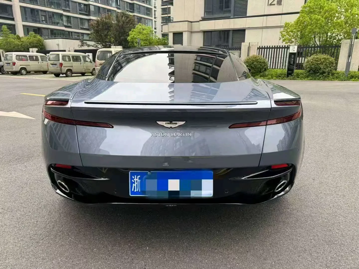 Aston Martin DB11