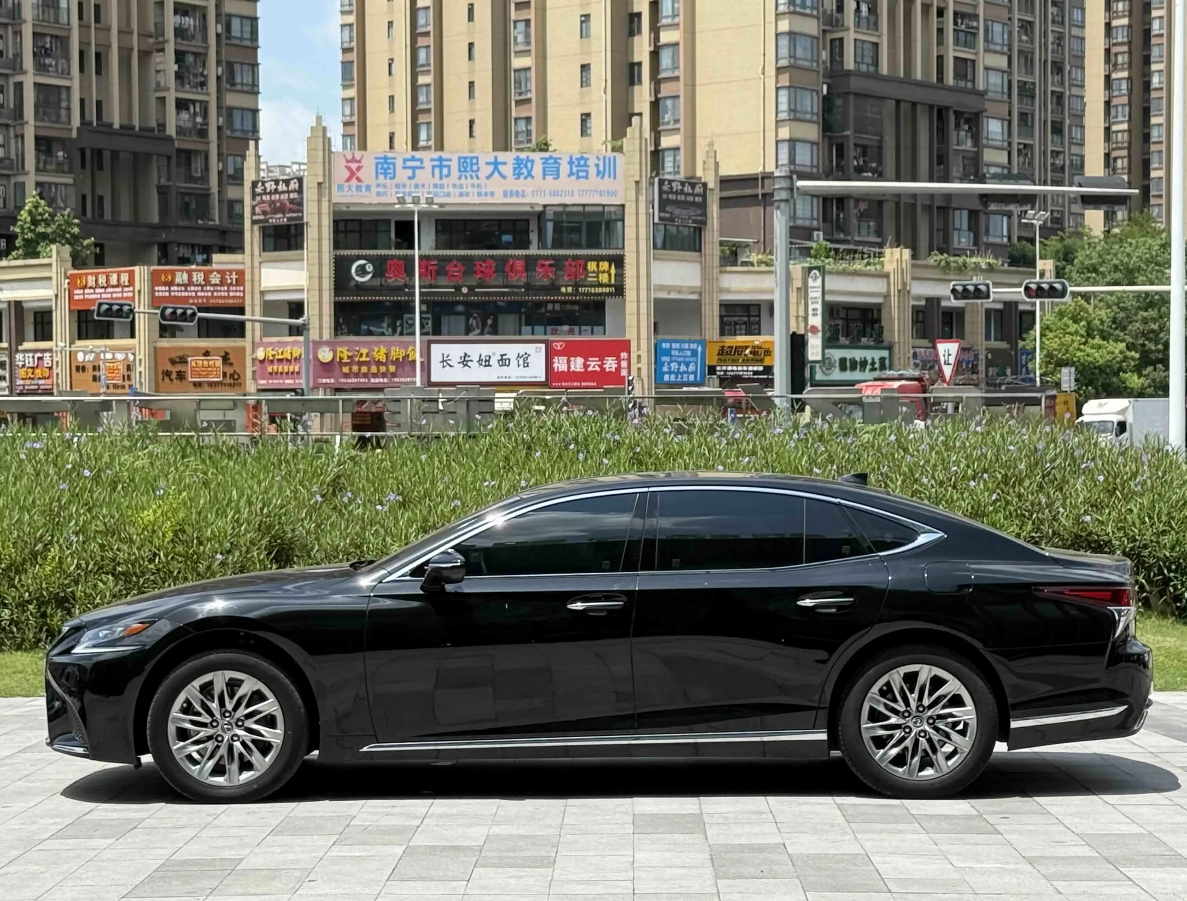 Lexus LS