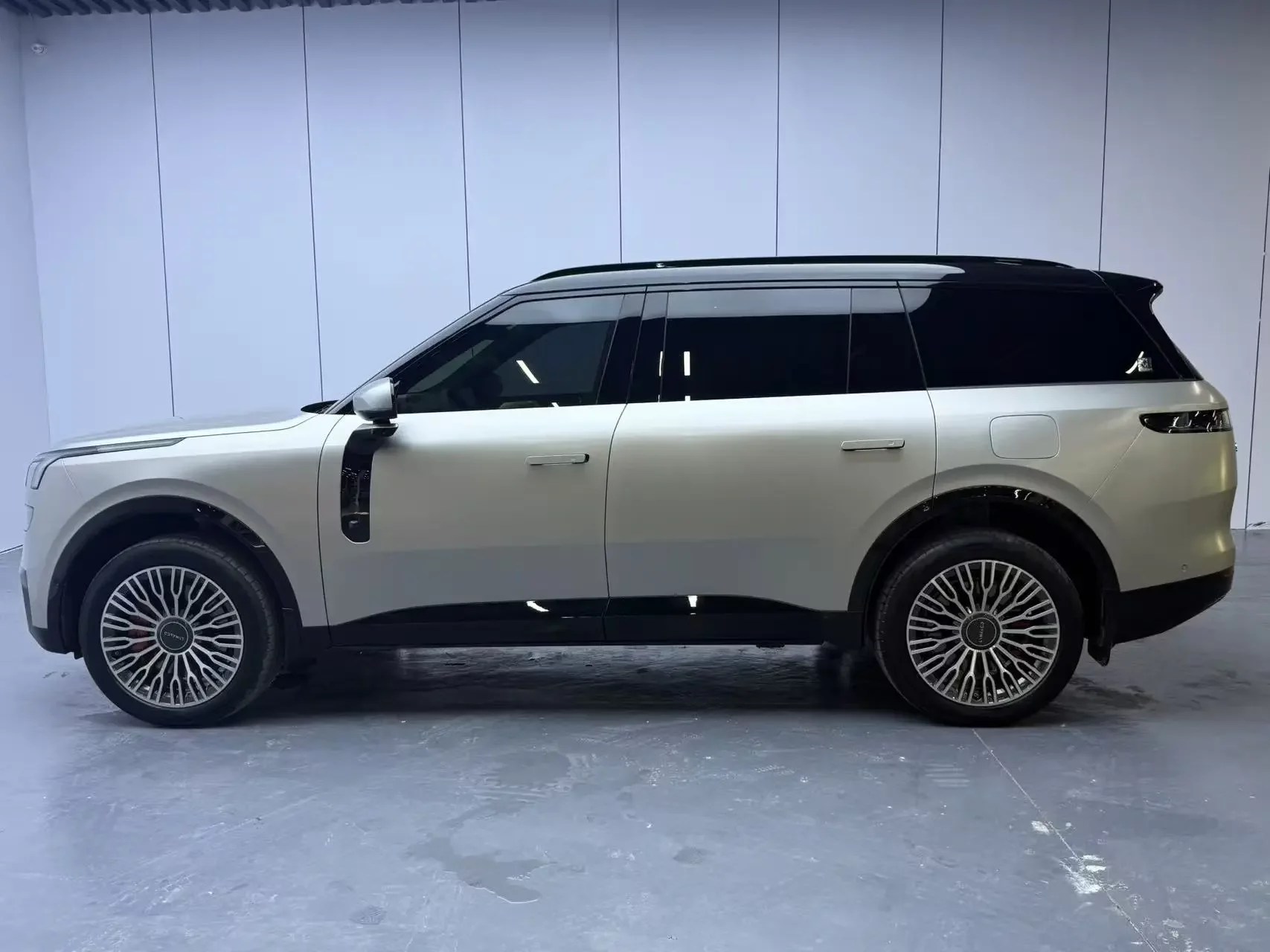 Lynk & Co 900