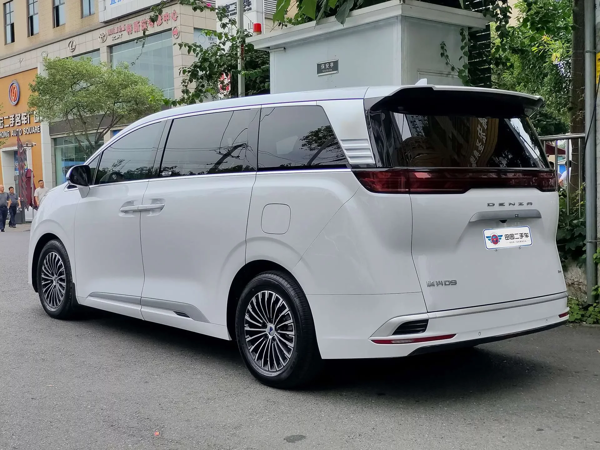 Denza D9 DM