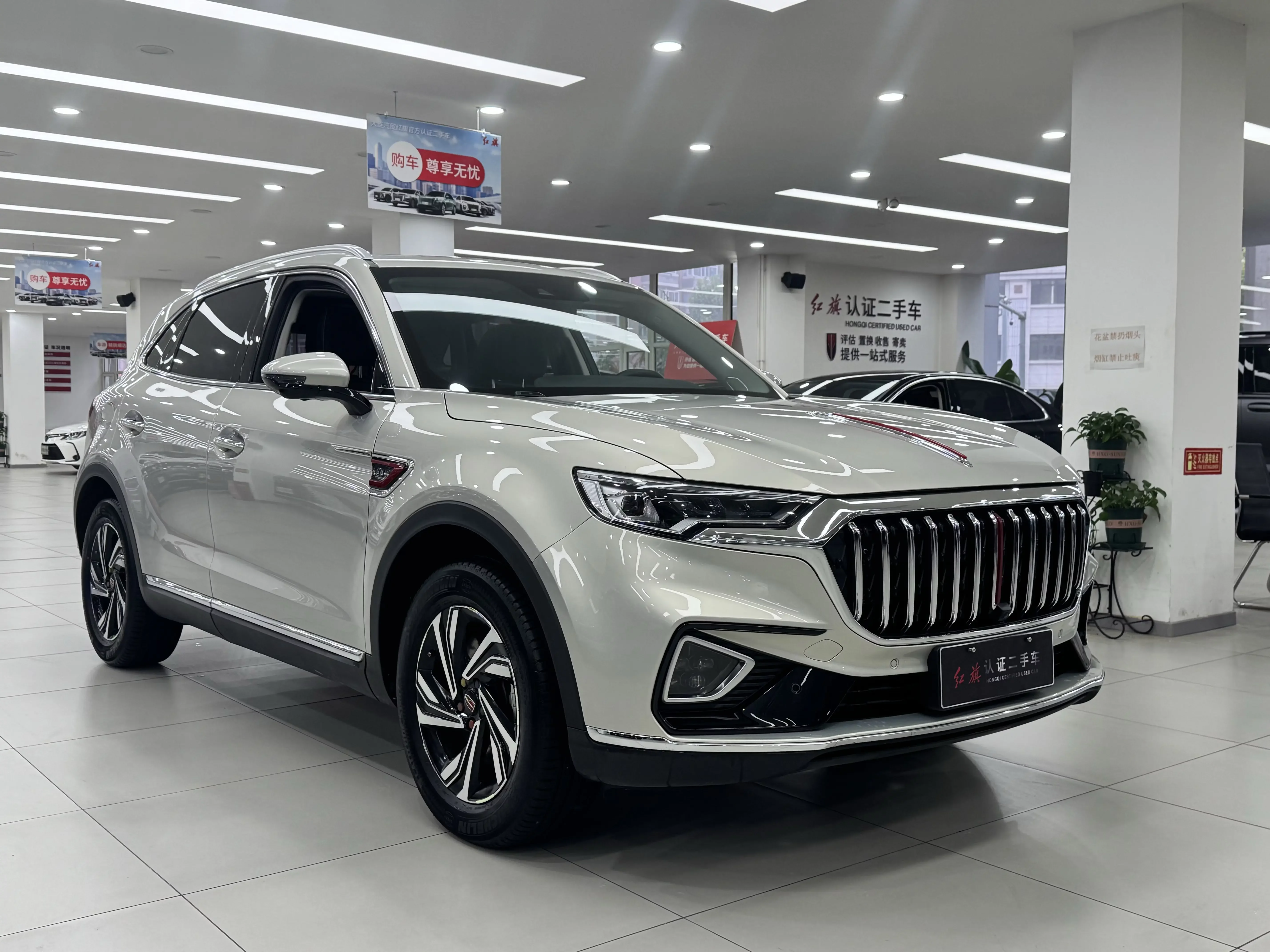 Hongqi HS5