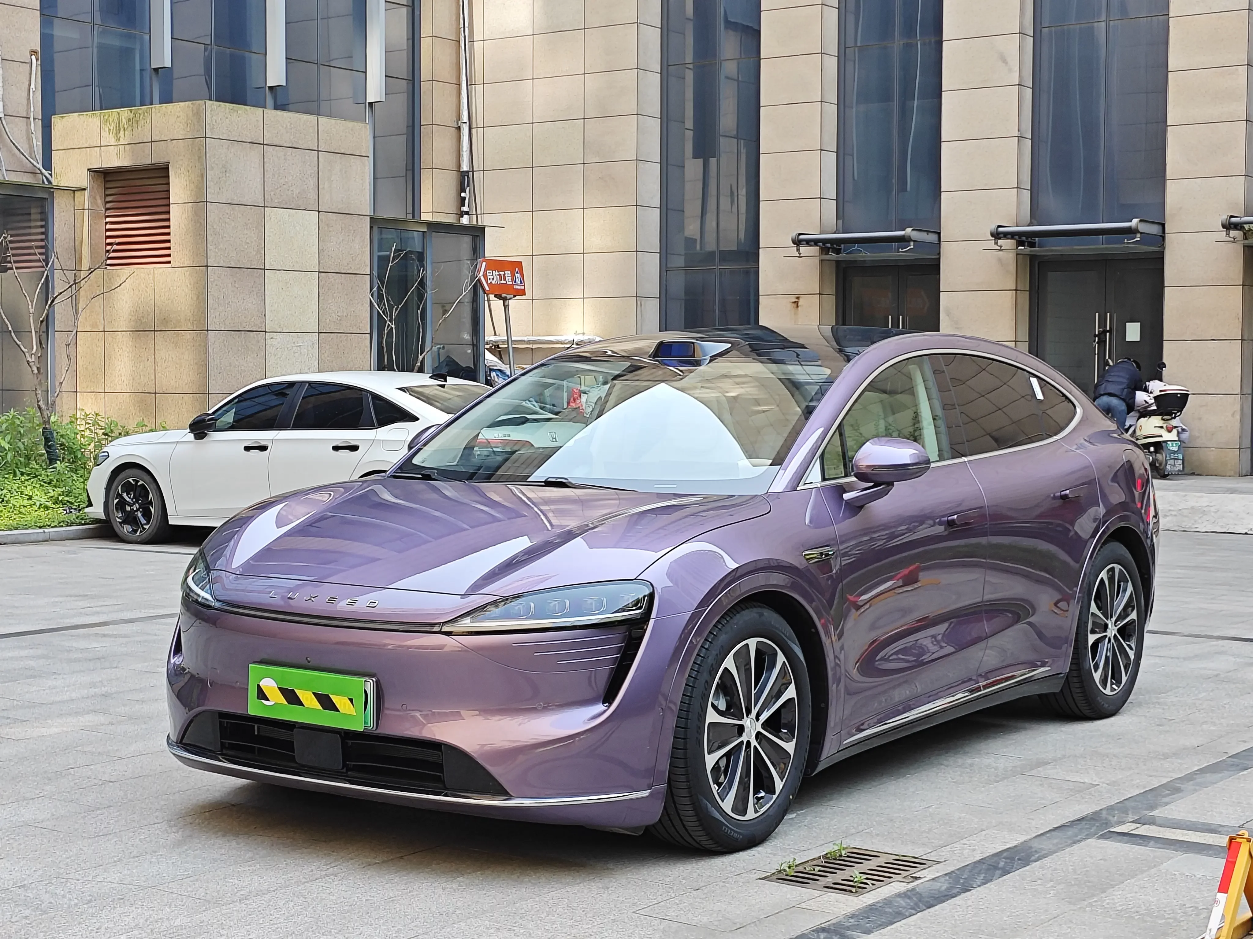Luxeed Zhijie R7