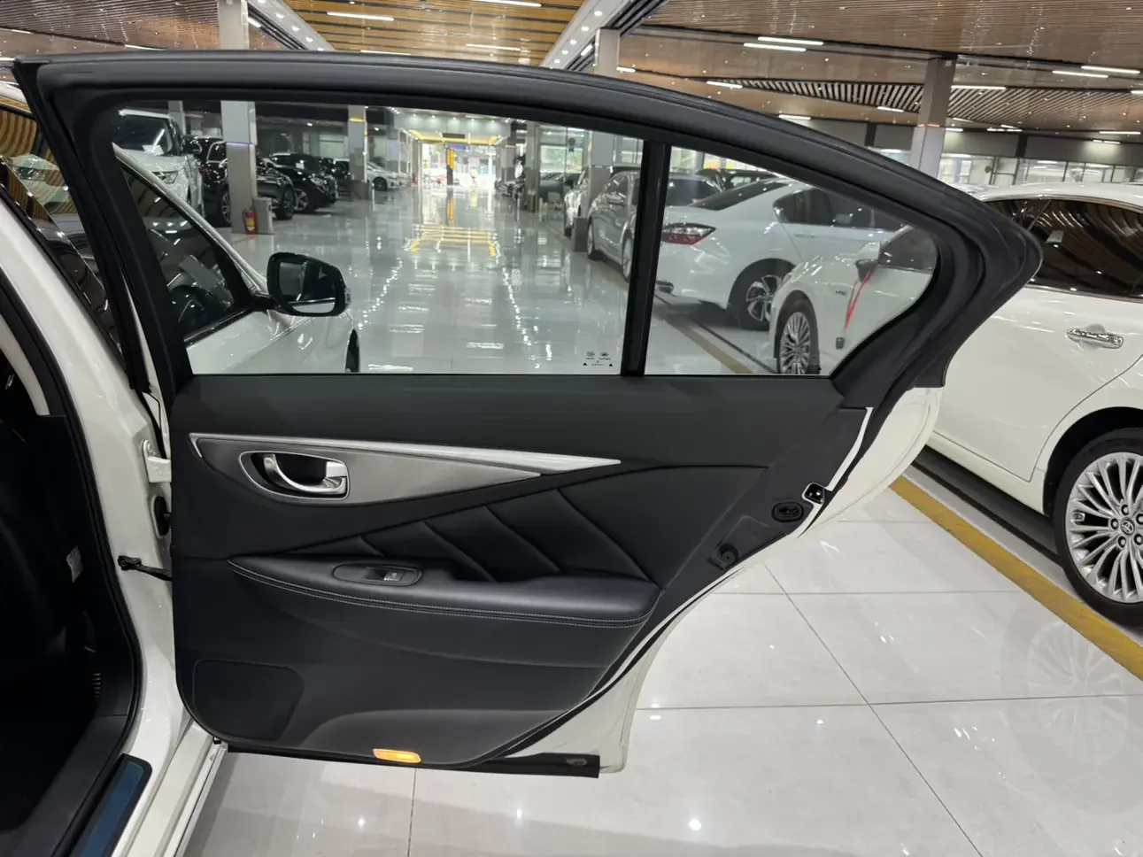 Infiniti Q50L