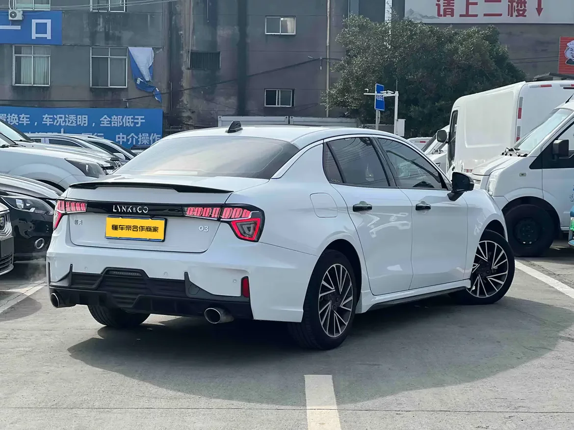 Lynk & Co 03