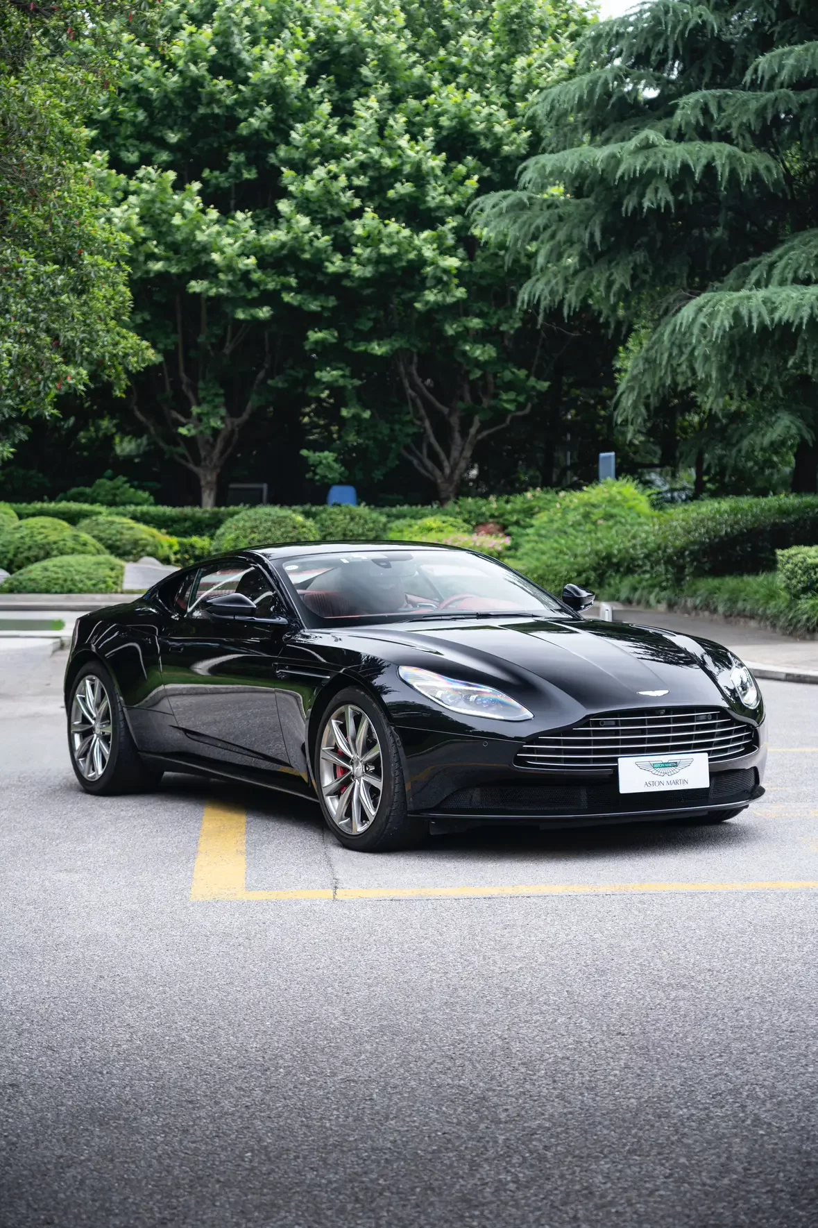 Aston Martin DB11