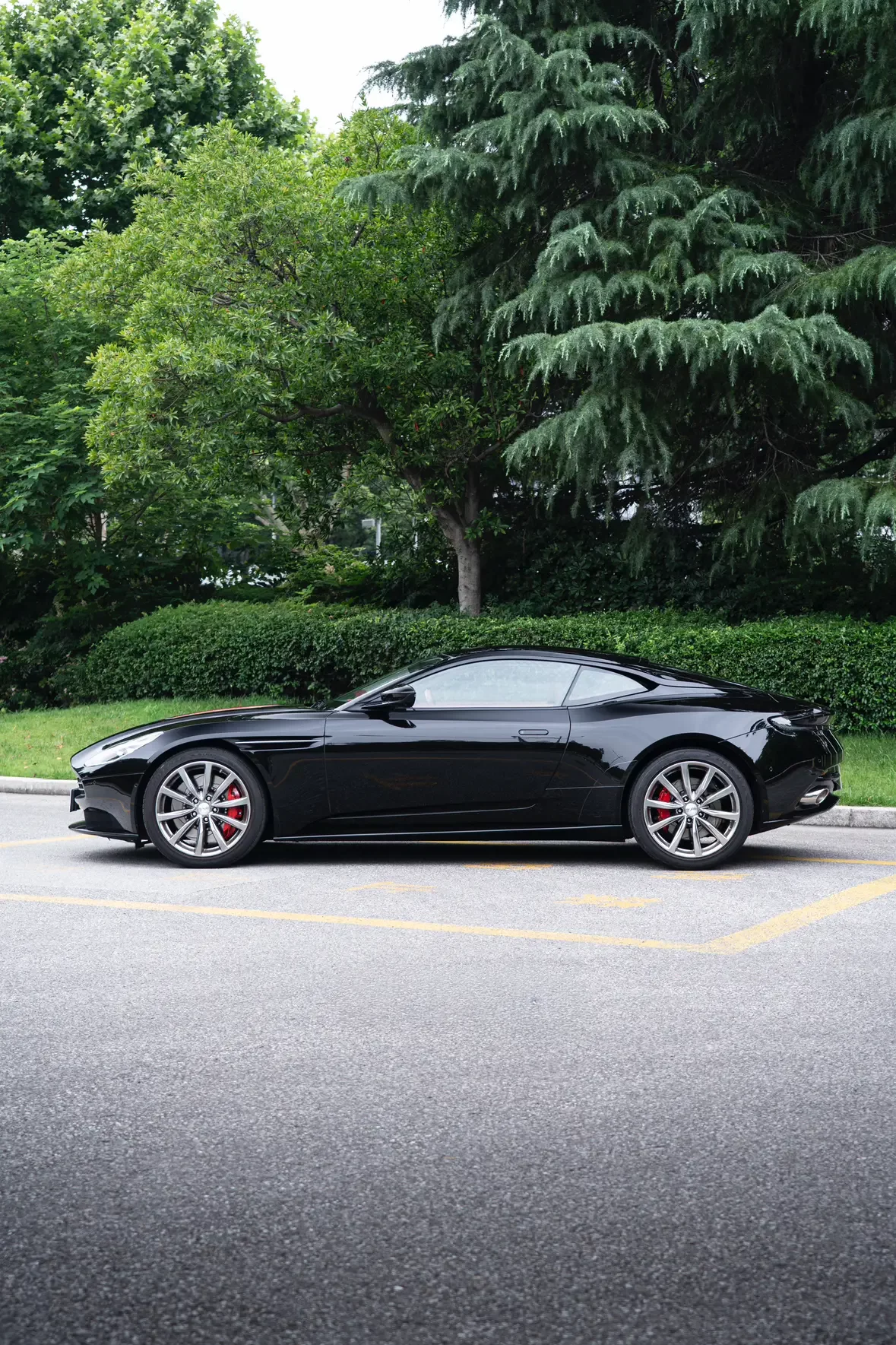 Aston Martin DB11