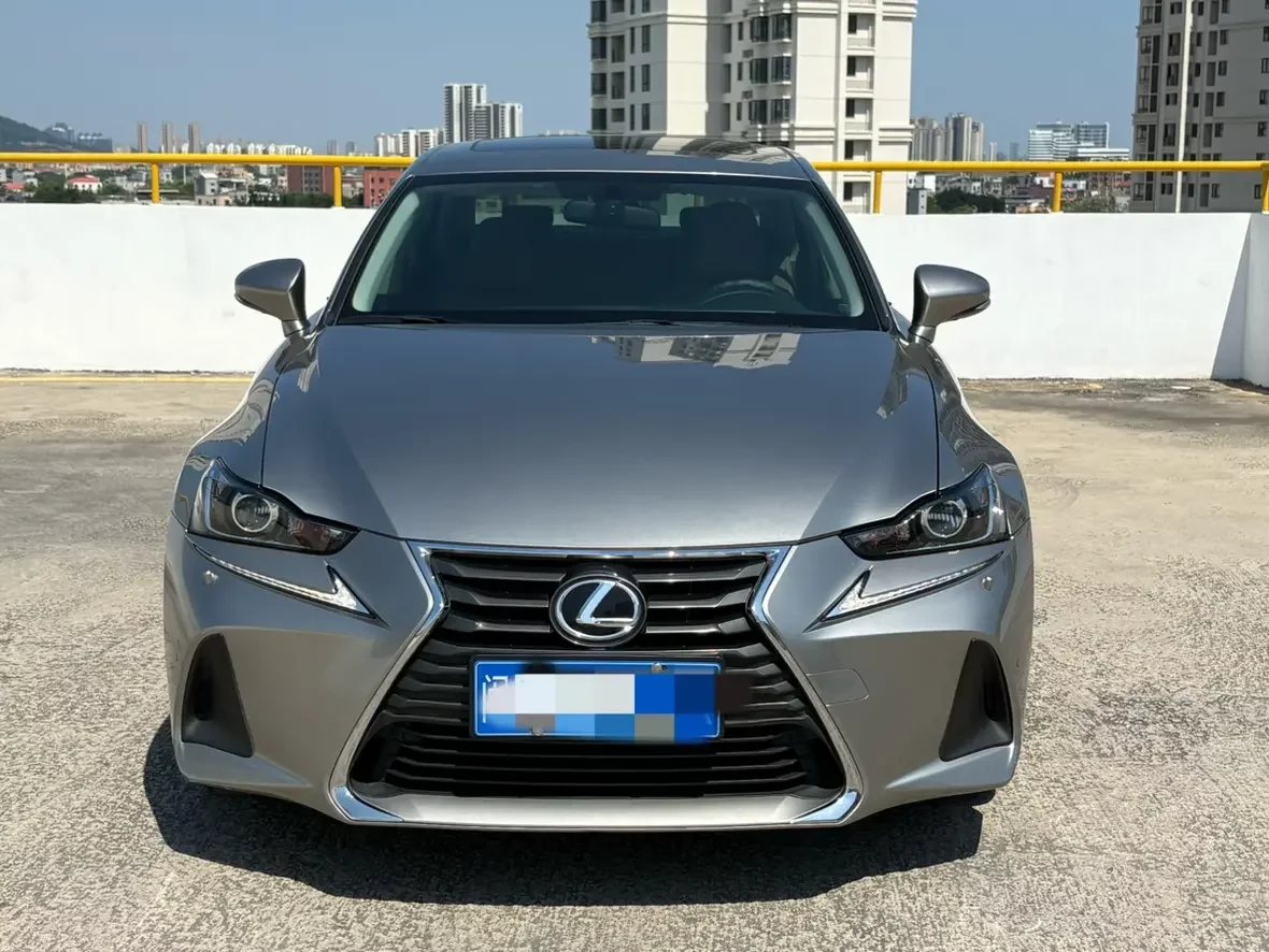Lexus IS