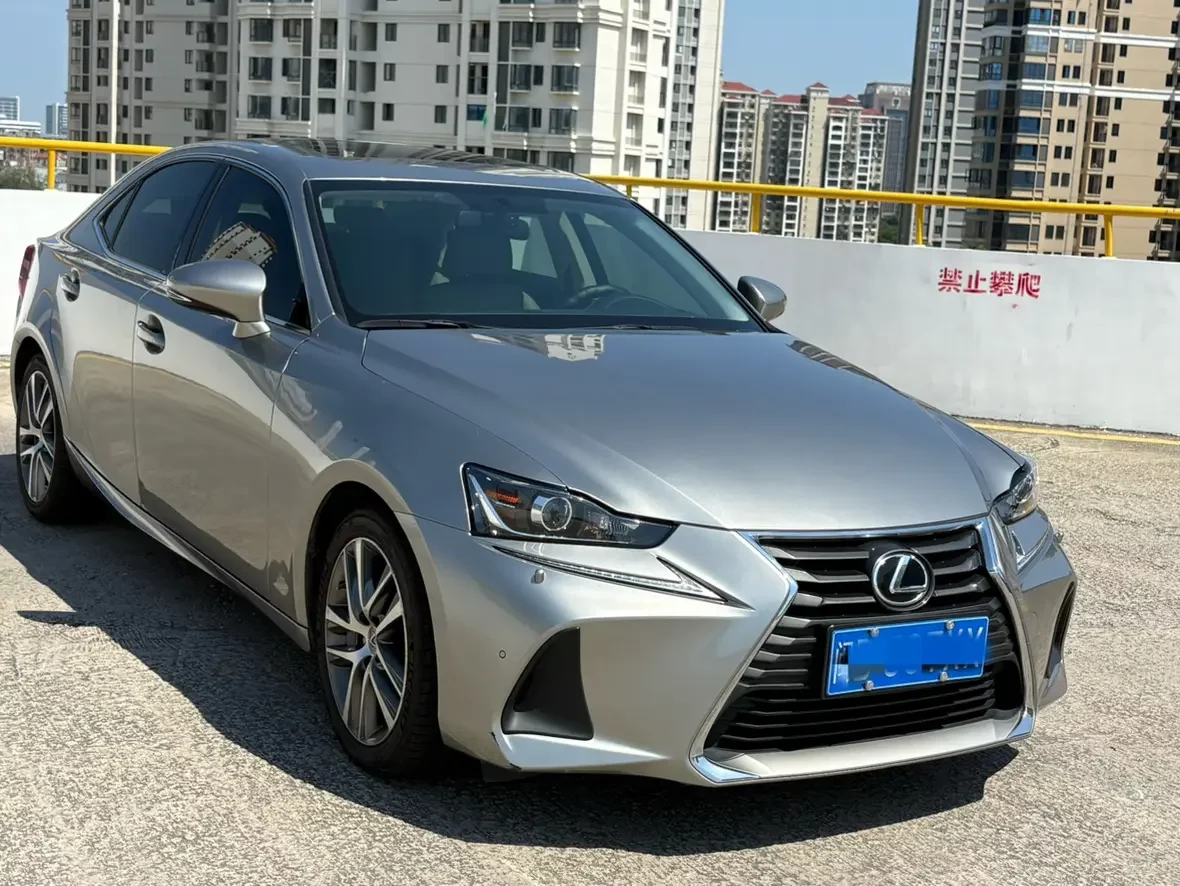 Lexus IS