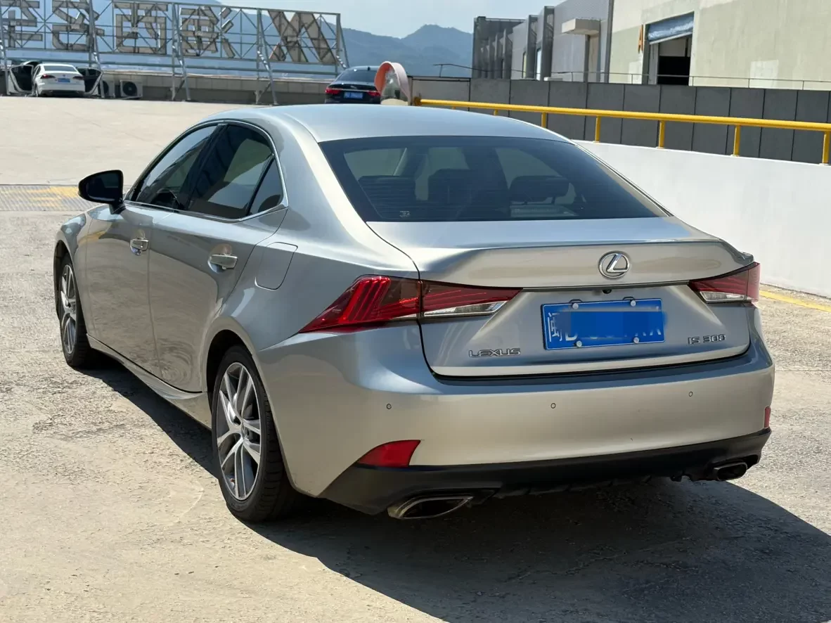 Lexus IS