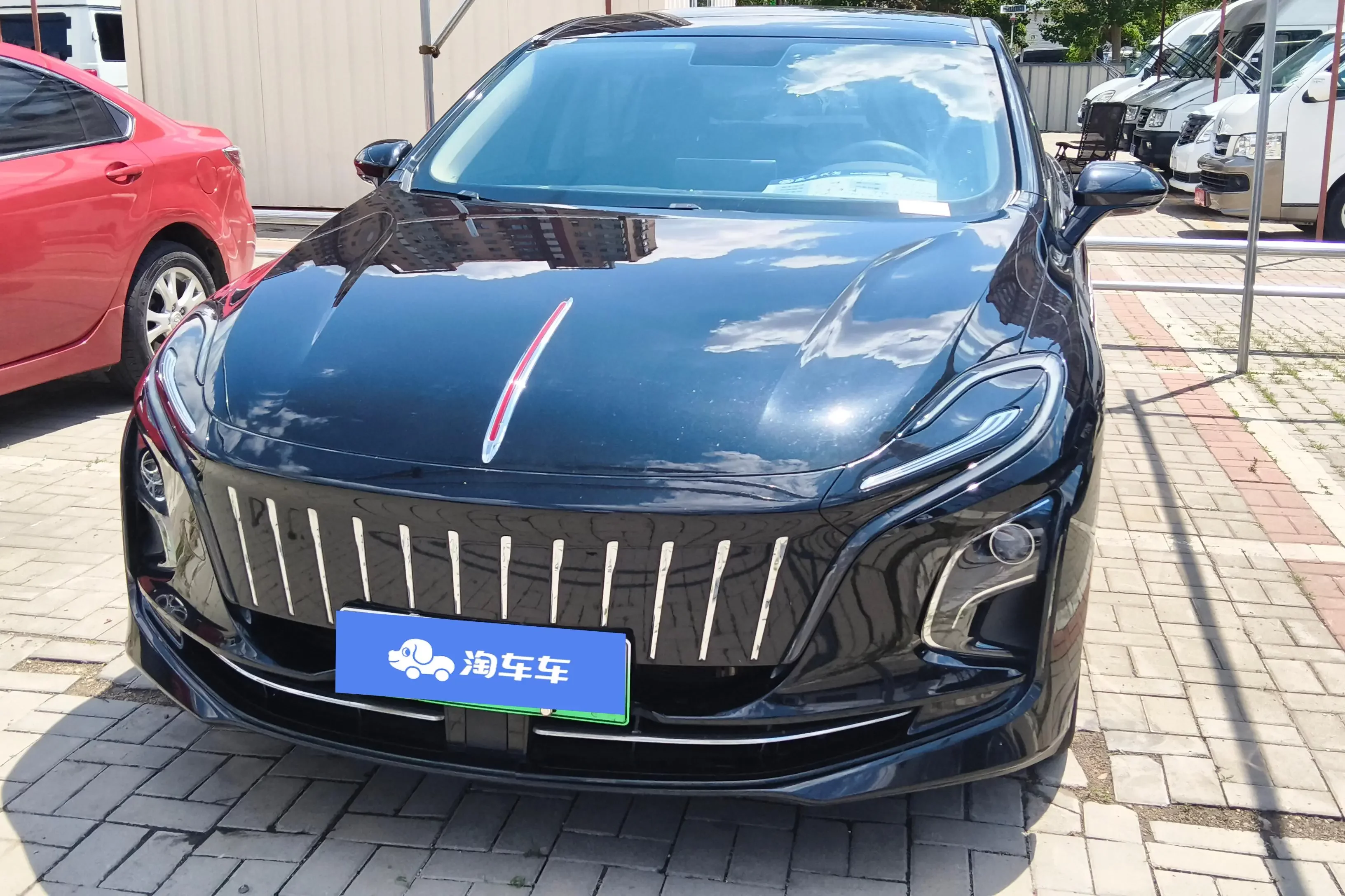 Hongqi E-QM5