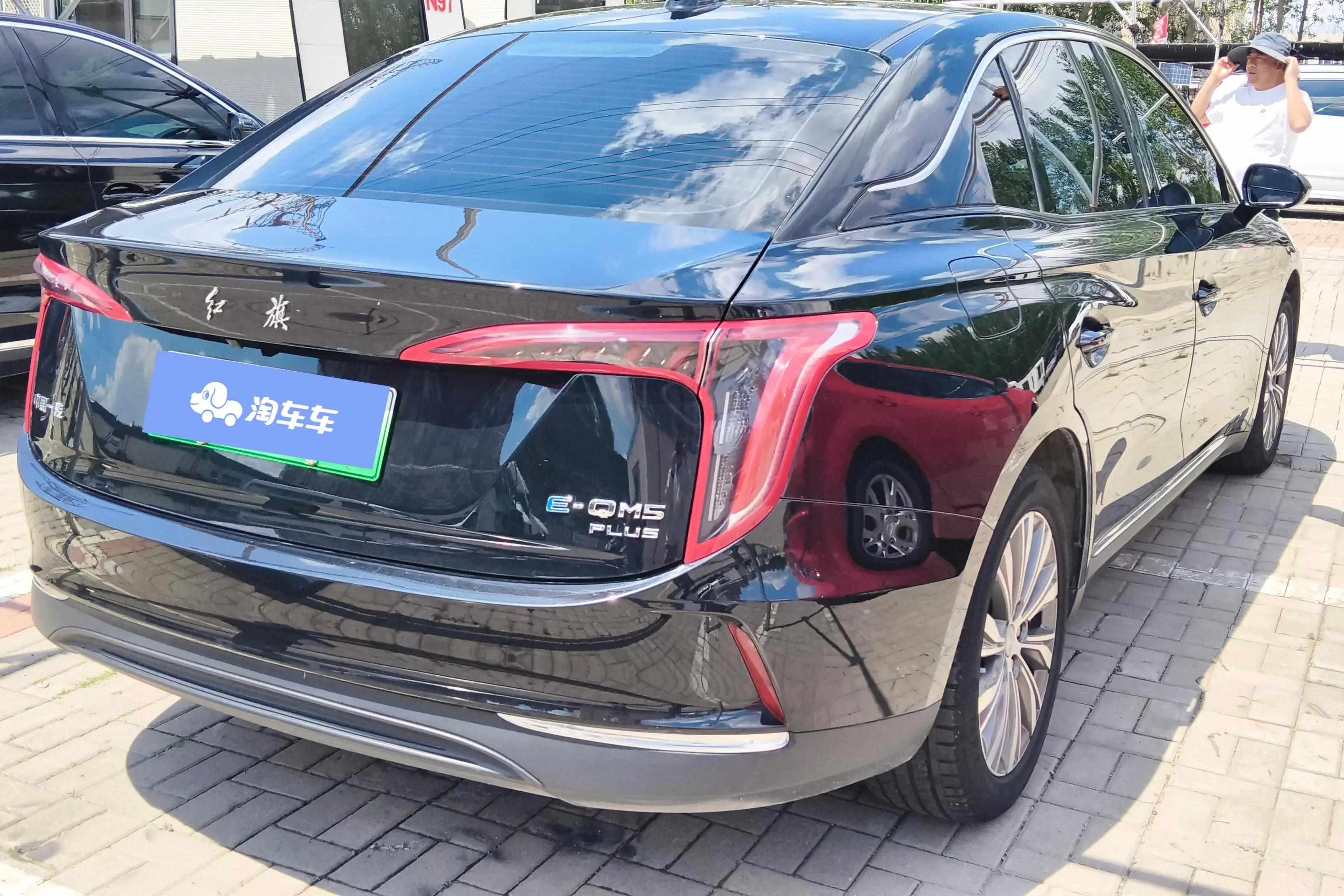 Hongqi E-QM5
