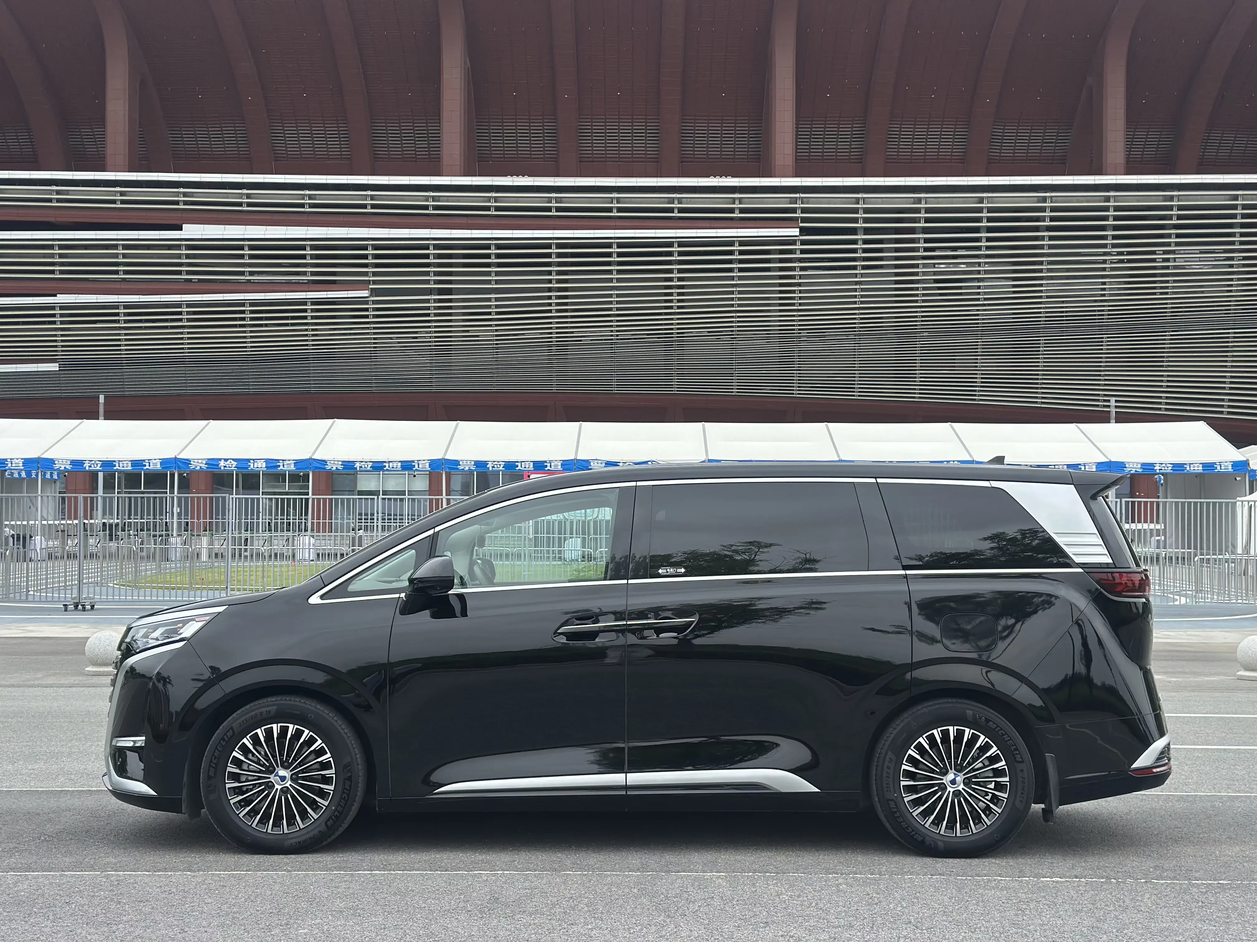 Denza D9 DM