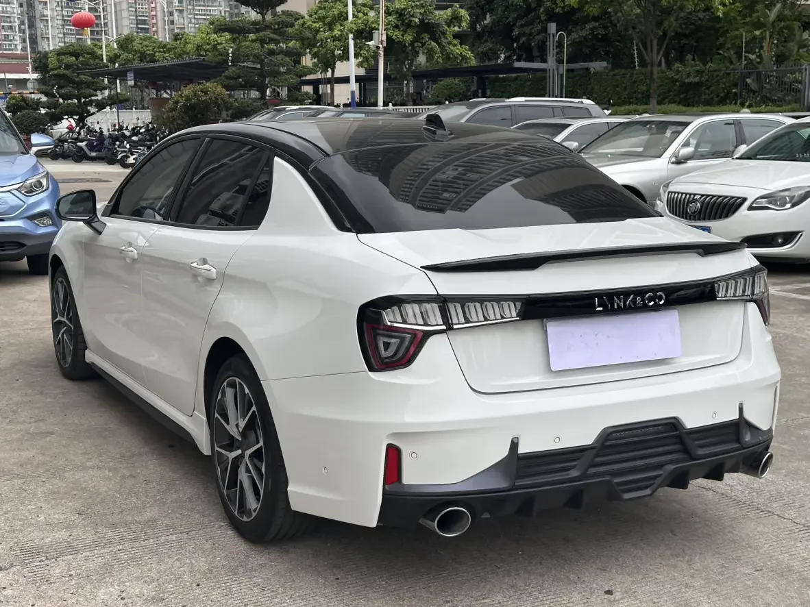 Lynk & Co 03