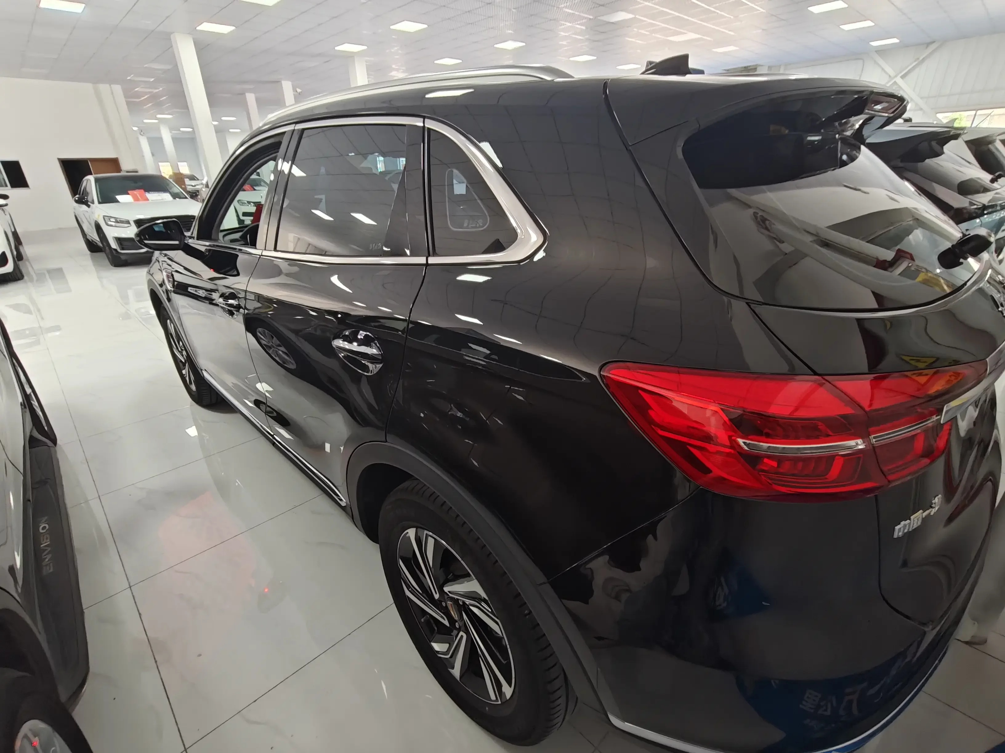 Hongqi HS5