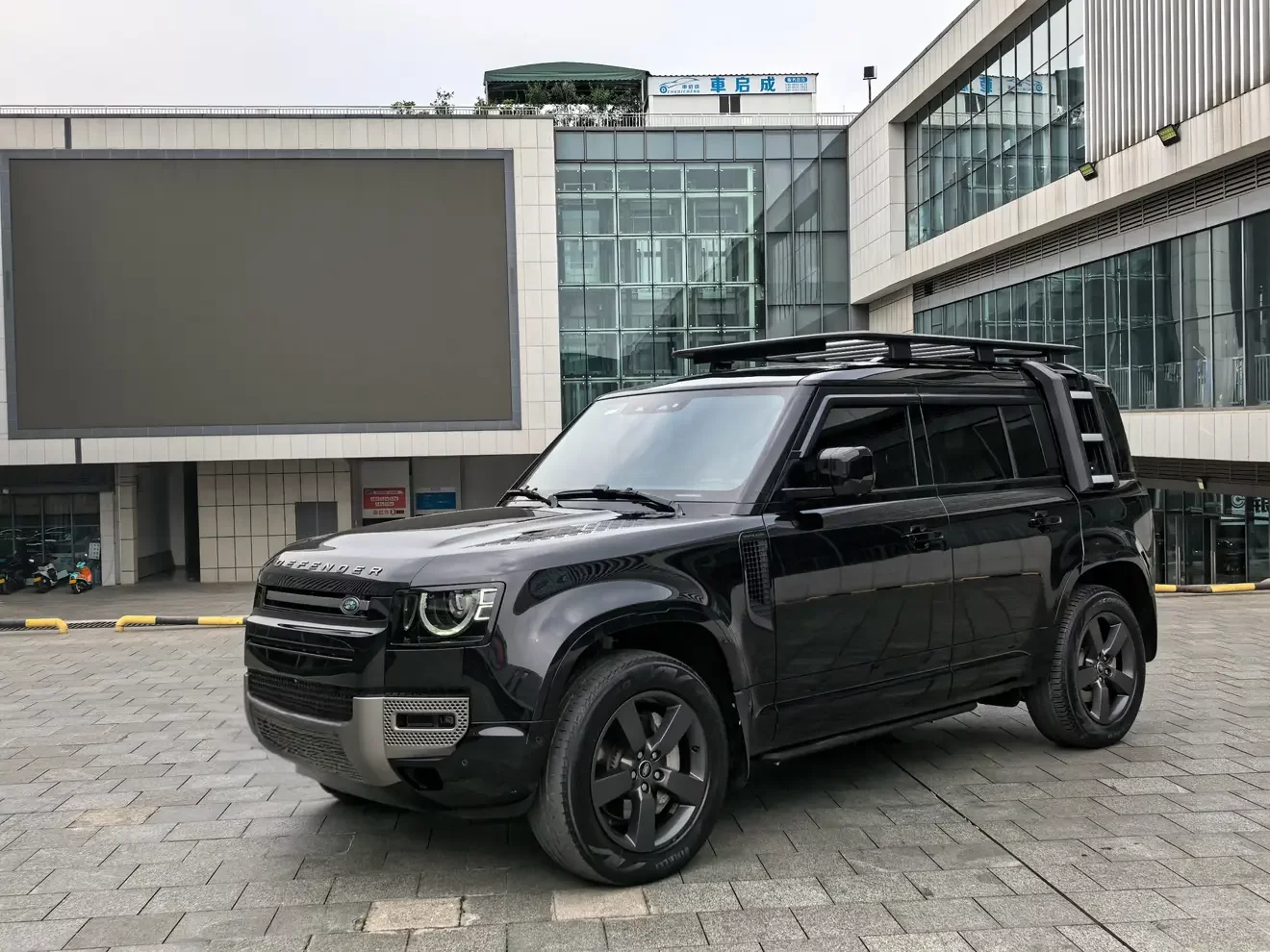 Land Rover guard