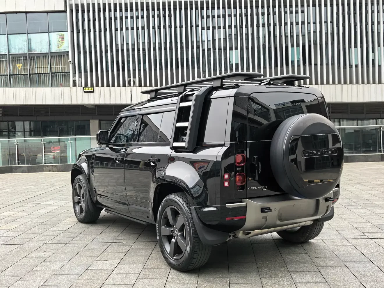 Land Rover guard