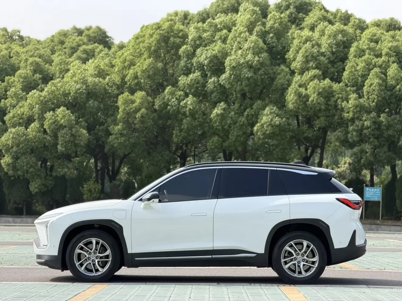 NIO ES6